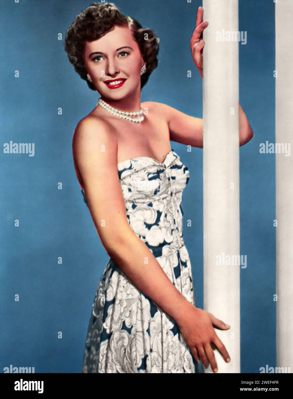 Un portrait de Barbara Stanwyck, star du film 'Désolé, Wrong Number' (1948). Dans ce thriller noir, Stanwyck joue Leona Stevenson, une femme alitée qui surprend accidentellement une conversation sur un meurtre planifié. Banque D'Images