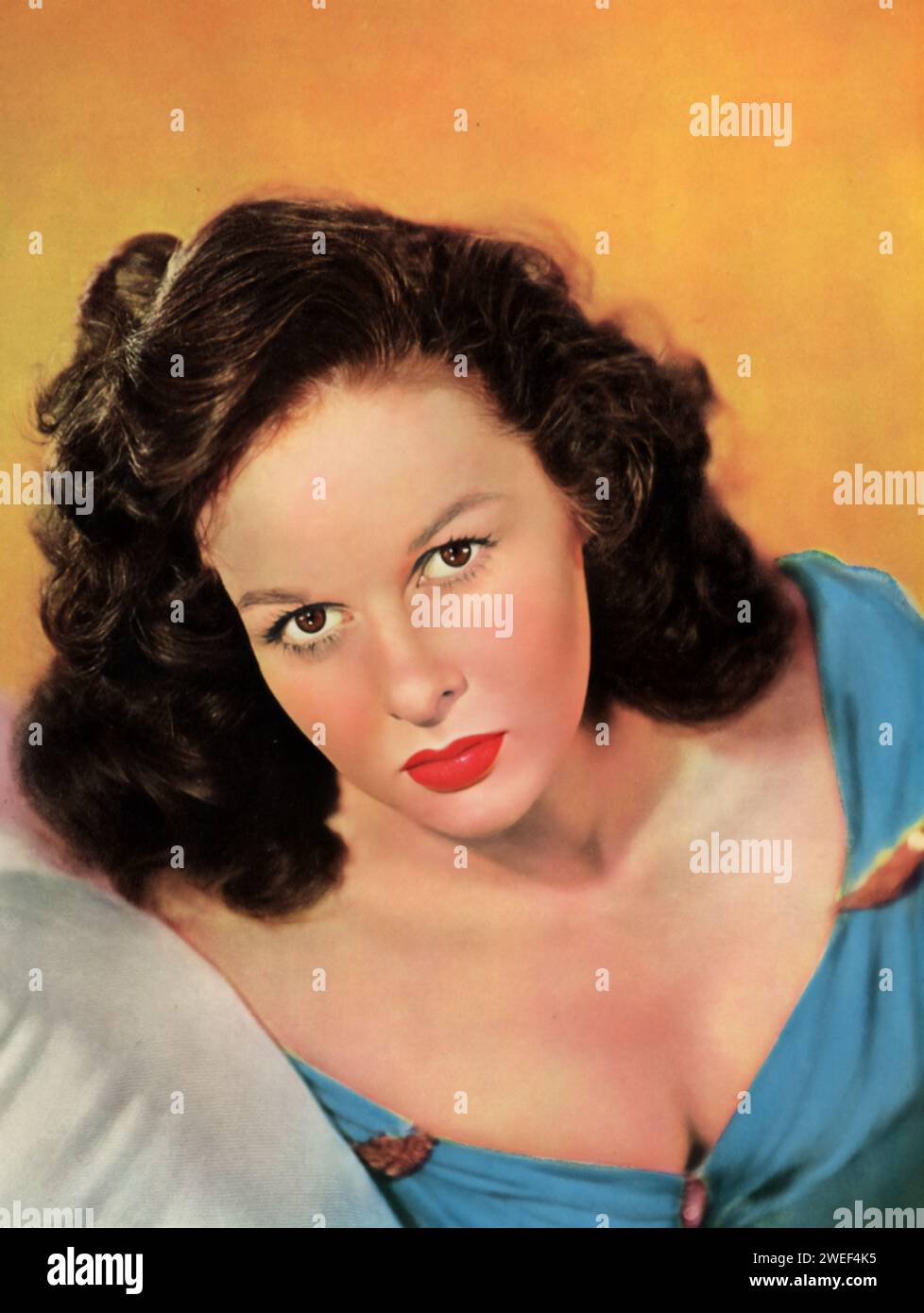 Un portrait de Susan Hayward, une actrice célèbre pour son rôle dans 'Tap Roots' (1948). Dans ce drame de guerre américain, Hayward joue Morna Dabney, une femme du Sud à volonté forte prise dans le tumulte de la guerre de Sécession. Son personnage est au cœur de l'histoire, qui se concentre sur la lutte d'une famille du Mississippi pour maintenir son indépendance pendant le conflit. Banque D'Images