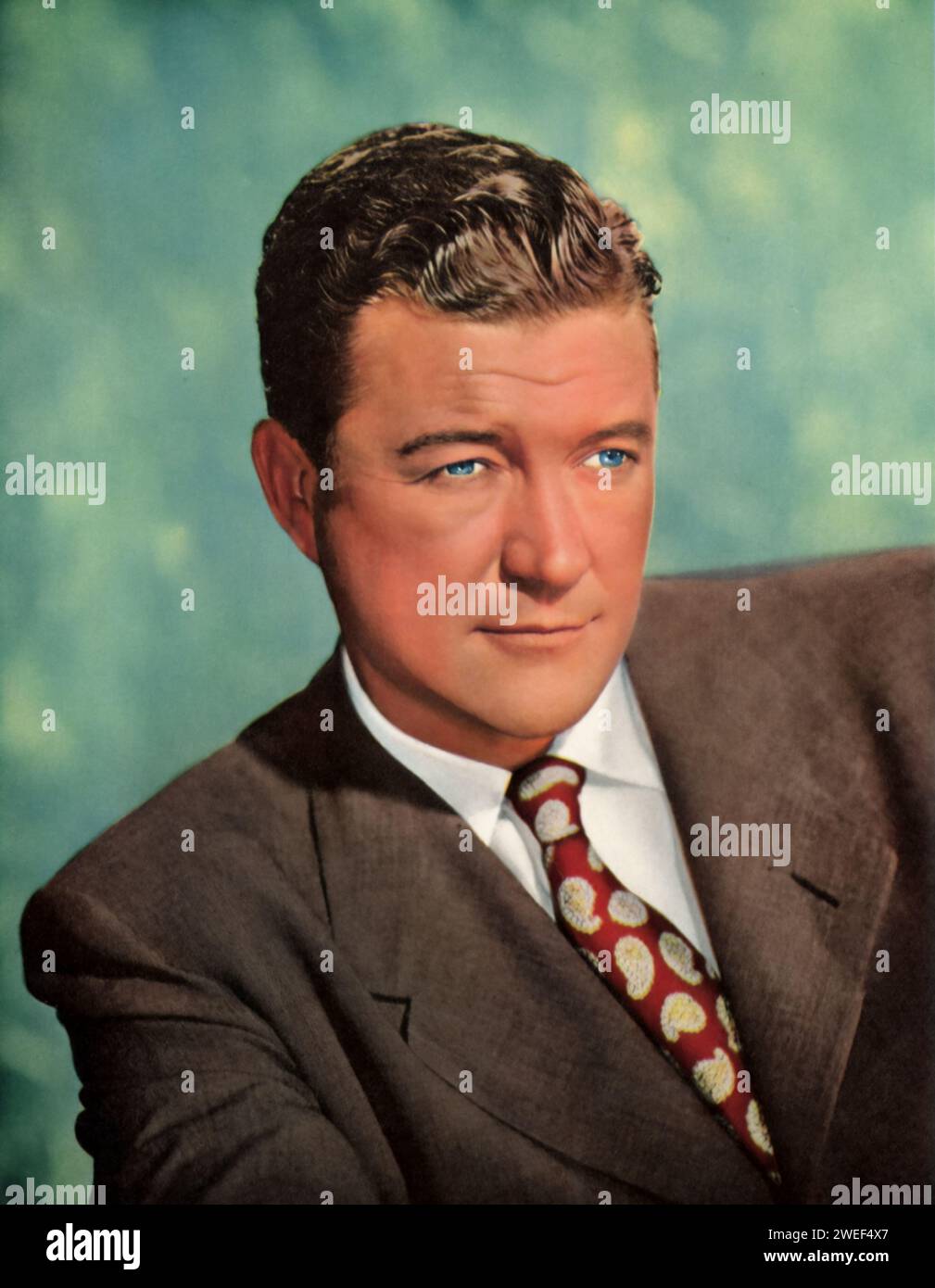 Un portrait de Dennis Morgan, un acteur connu pour ses rôles dans des films comme "Noël dans le Connecticut" (1945) et "Kitty Foyle" (1940). Connu pour sa charmante présence à l'écran et sa voix chantante douce, Morgan a apporté un mélange unique de charisme et de chaleur à ses rôles. Dans « Christmas in Connecticut », il joue un héros de guerre qui s'emmêle dans un réseau comique de tromperie, tandis que dans « Kitty Foyle », il dépeint l'intérêt amoureux sophistiqué. Banque D'Images