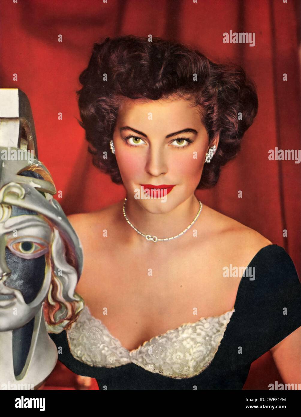 Un portrait d'Ava Gardner, une actrice célèbre réputée pour ses rôles dans des films comme "The Hucksters" (1947), souvent appelé "Carriage Entrance". Gardner, connue pour sa beauté étonnante et sa présence à l'écran convaincante, a apporté profondeur et sophistication à ses personnages. Dans 'The Hucksters', Gardner joue un chanteur de boîte de nuit impliqué avec un vétéran de la guerre devenu directeur de la publicité. Banque D'Images