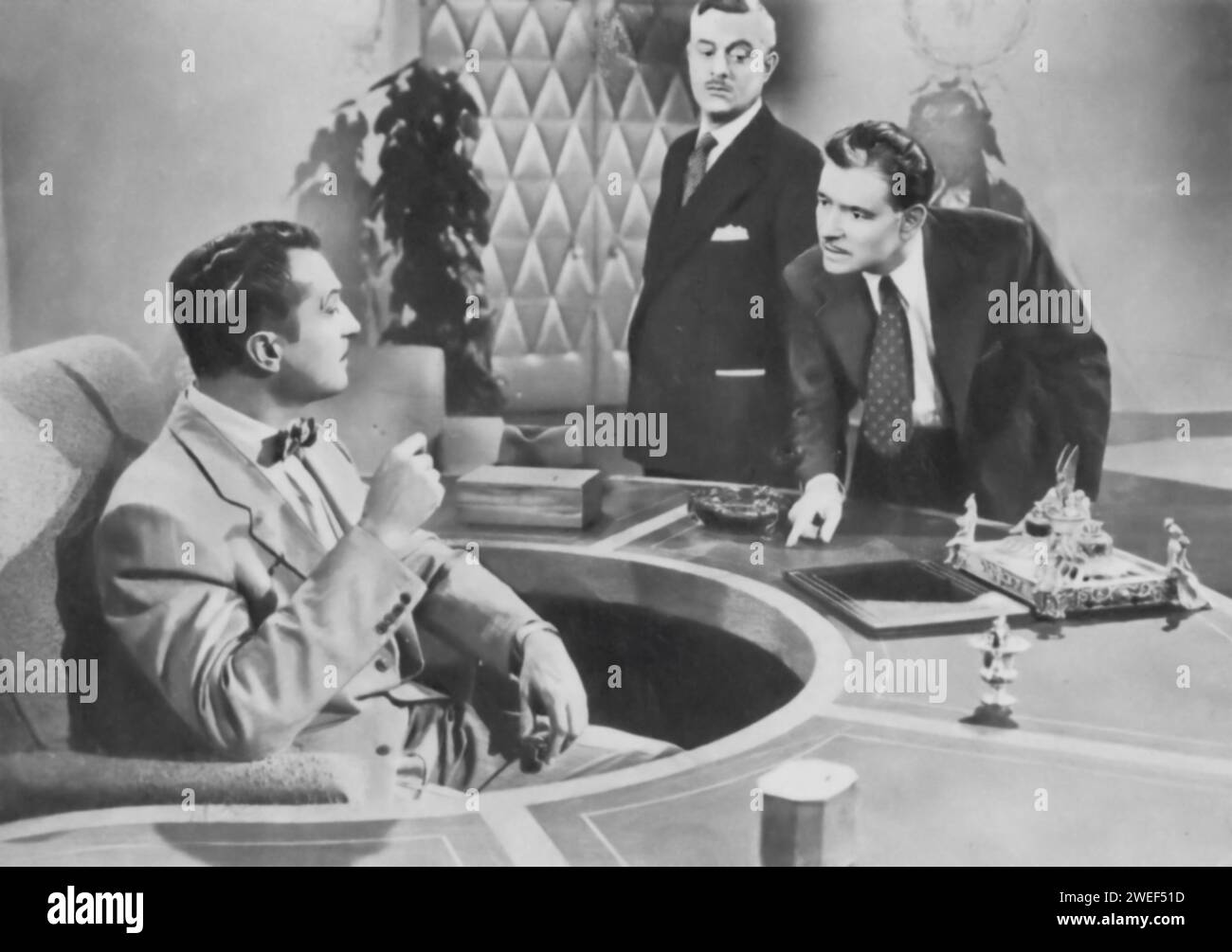 Vincent Price et Ronald Colman jouent dans 'Champagne for Caesars' (1950), une comédie classique. Dans le film, Colman joue Beauregard Bottomley, un homme bien éduqué qui devient un concurrent dans une émission de quiz TV pour se venger du sponsor de l'émission, joué par Price. La représentation de Price de l'homme d'affaires excentrique ajoute une touche délicieuse d'humour et de ruse au film. Leurs performances, combinées au scénario plein d'esprit, font de « Champagne for Caesar » une version satirique des débuts de la télévision et de l'Amérique corporative. Banque D'Images