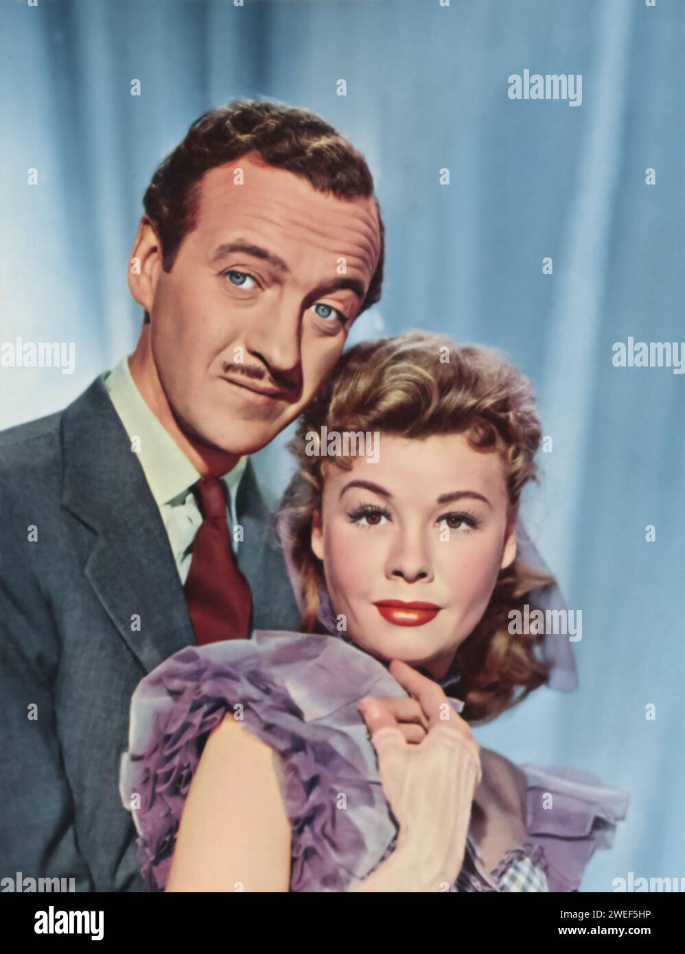 Portrait de l'acteur David Niven et de l'actrice Vera-Ellen, stars du film "Happy Go Lovely" (1951). Dans cette charmante comédie musicale britannique, Niven joue B.G. Bruno, un riche homme d'affaires, tandis que Vera-Ellen dépeint Janet Jones, une danseuse talentueuse qui se lie par erreur à Bruno, conduisant à des malentendus romantiques. Banque D'Images