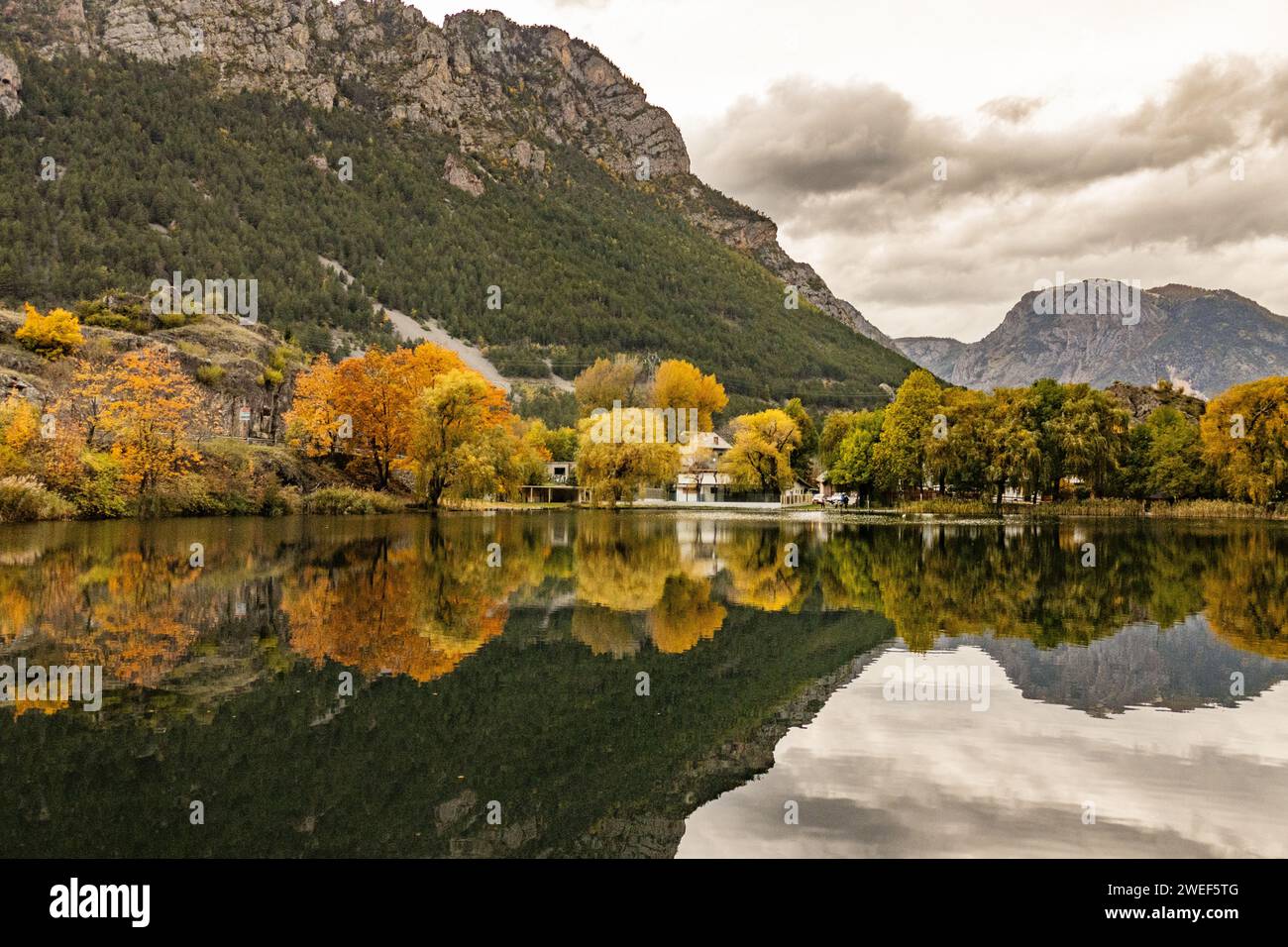 Les teintes automnales ornent les arbres et se reflètent magnifiquement sur le lac serein dans un endroit pittoresque Banque D'Images