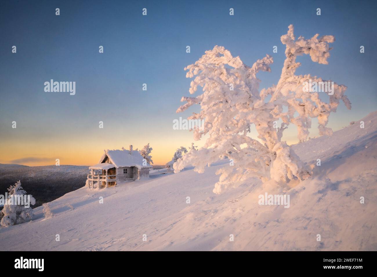 La cabane Santa sur Levi est tombée à Sirkka, Finlande, laponie, au coucher du soleil en hiver. La cabine du Père Noël à Levi, a été faite pour le film Christmas Story Joulutari Banque D'Images