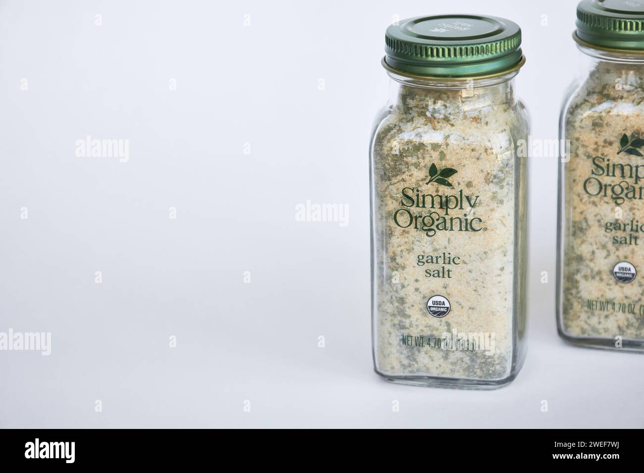 Deux pots de sel d'ail et d'épices d'assaisonnement aux herbes, marque Simply Organic. Récipient en verre avec couvercle en aluminium vert, emballage recyclable. IHerb en ligne Banque D'Images