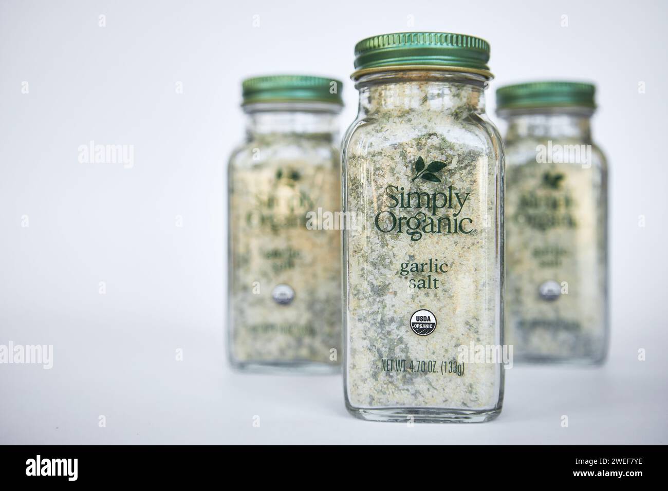 Marque Simply Organic. Trois pots de sel d'ail et d'épices d'assaisonnement d'herbes. Récipient en verre avec couvercle en aluminium vert, emballage recyclable. IHerb onlin Banque D'Images