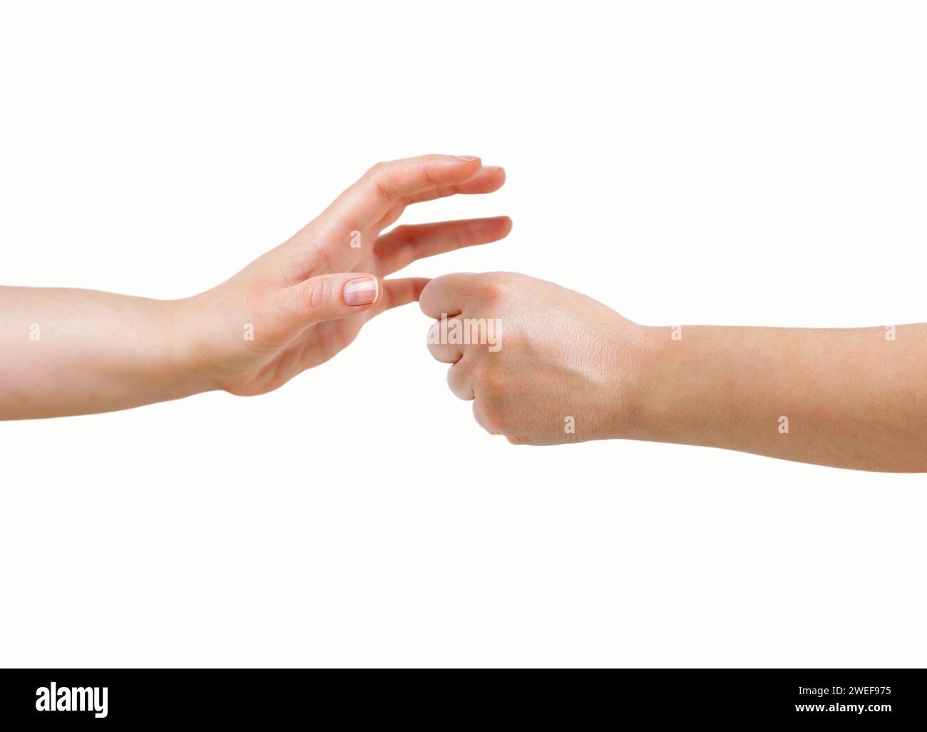 Ensemble de papier et ciseaux de la roche isolé sur un fond blanc. Le papier gagne Banque D'Images
