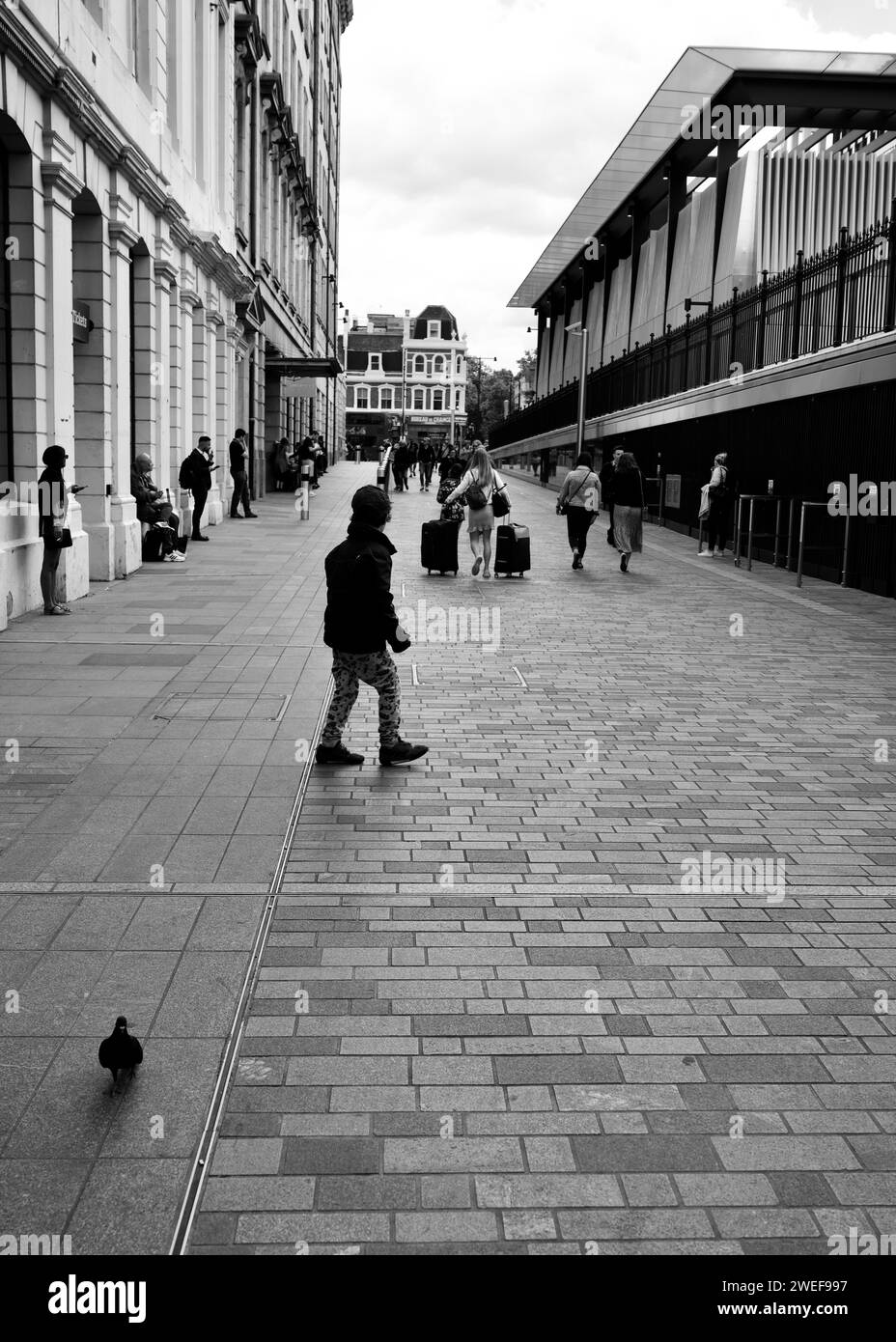Les gens en voyage à leur arrivée à la gare de Paddington. Banque D'Images
