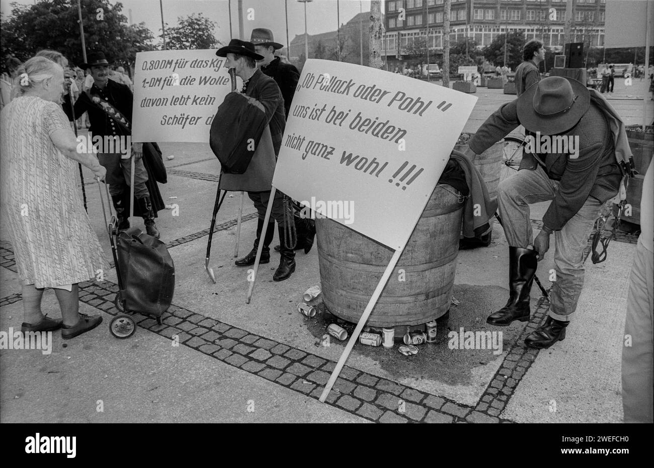 DDR, Berlin, 16.08.1990, Bauern demonstrieren auf dem Alexanderplatz, gegen die Verantwortlichen in der Modrow - Regierung, auch die Schäfer demonstrieren ... 0,80 DM für das kilo Fleisch 1.- DM für die Wolle, davon lebt kein Schäfer dolle, OB Pollack oder Pohl, uns ist BEI beiden nicht ganz wohl, Rolf Zoellner Wende *** GDR, Berlin, 16 08 1990, des agriculteurs manifestent sur Alexanderplatz, contre les responsables du gouvernement Modrow, les bergers démontrent également 0,80 DM pour le kilo de viande 1 DM pour la laine, aucun berger ne vit sur cette dolle, que ce soit Pollack ou Pohl, nous ne sommes pas tout à fait réconfortés Banque D'Images