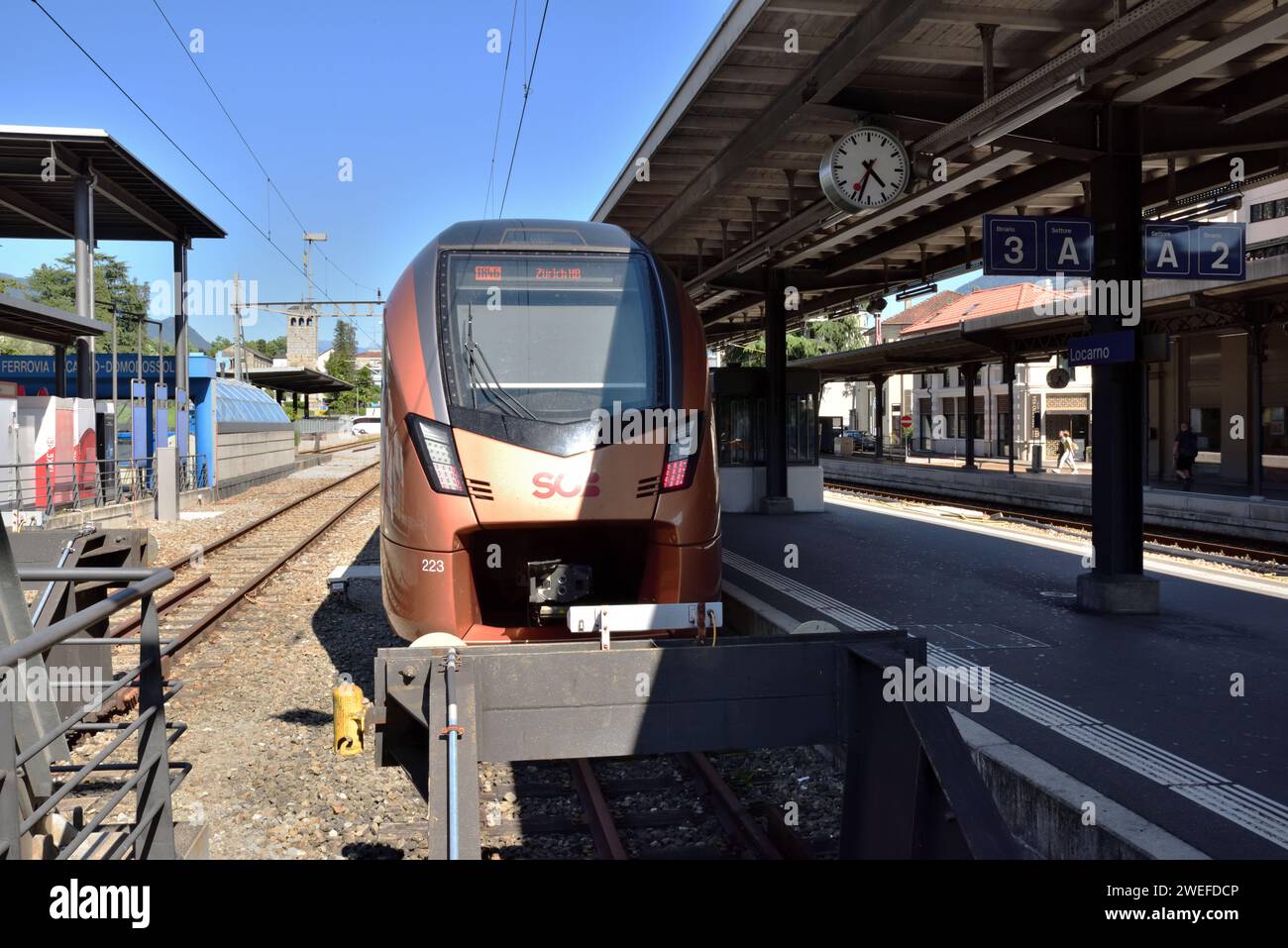 Une unité Stadler FLIRT Traverso exploitée par Südostbahn en Suisse se trouve à la gare de Locarno avec un train pour Zurich. Banque D'Images