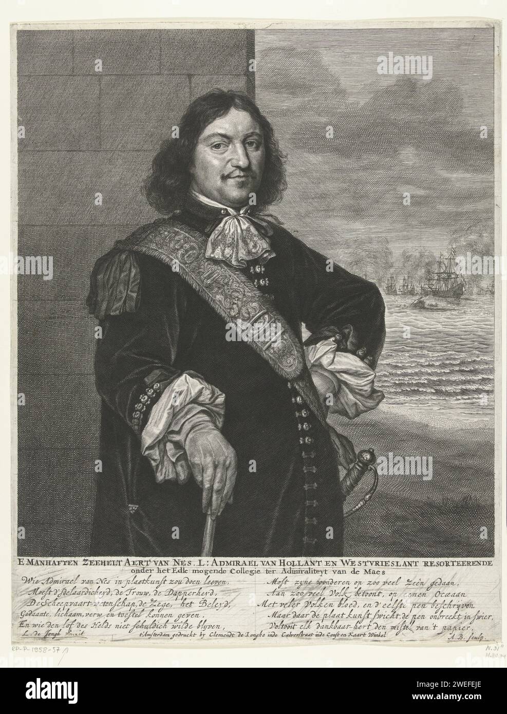 Portrait de Aert Jansz. Van Nes, Abraham BLOTELING, d'après Ludolf de Jongh, c. 1670 - 1690 tirage Portrait de l'officier de marine Aert Jansz. Van Nes. Van Nes était un héros de la mer qui avait fait ses preuves principalement dans les guerres anglaises. Une bataille maritime en arrière-plan. Van Nes se dresse sur la côte devant un mur. Sous le portrait, un verset hollandais de Nes et ses actes héroïques. Imprimeur : Netherlandspublisher : gravure sur papier Amsterdam Banque D'Images