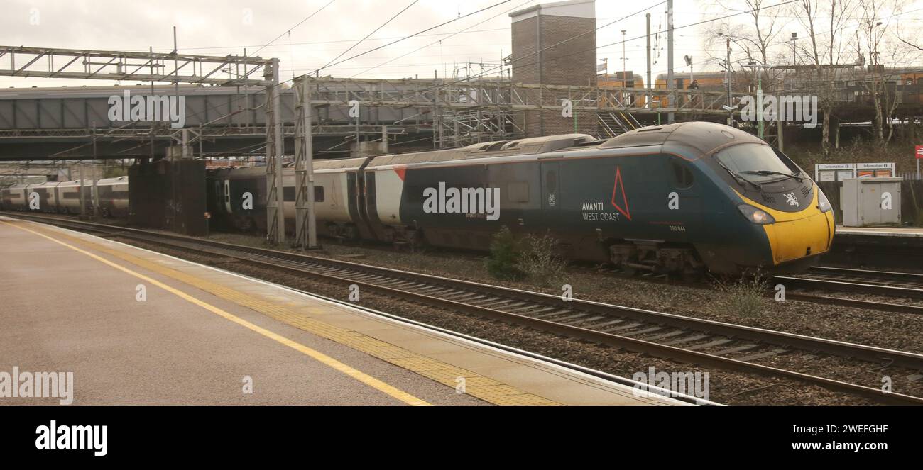 Lichfield, Staffordshire, Angleterre 25 janvier 2024 Un train Pendolino de classe 390 exploité par Avanti West Coast passe par la gare de Lichfield Trent Valley. Avanti West Coast est un consortium entre FirstGroup et Trentalia qui exploite des services reliant Manchester, Londres, Liverpool, Glasgow et Édimbourg. ©GED Noonan/Alamy Banque D'Images