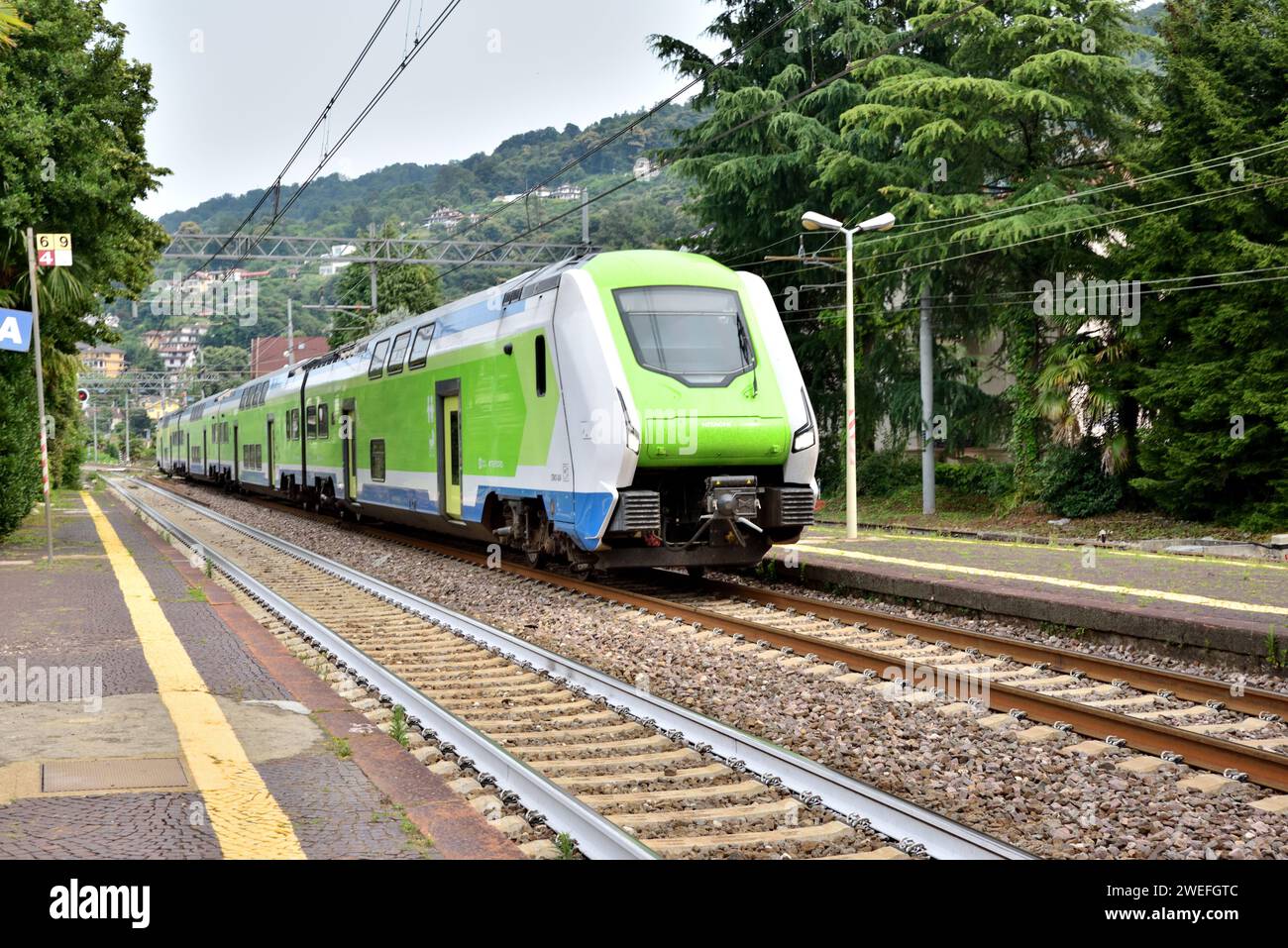 Un Trenord classe ETR.421 no. 421-034 arrive à la station Stresa avec un service vers Domodossola. Banque D'Images