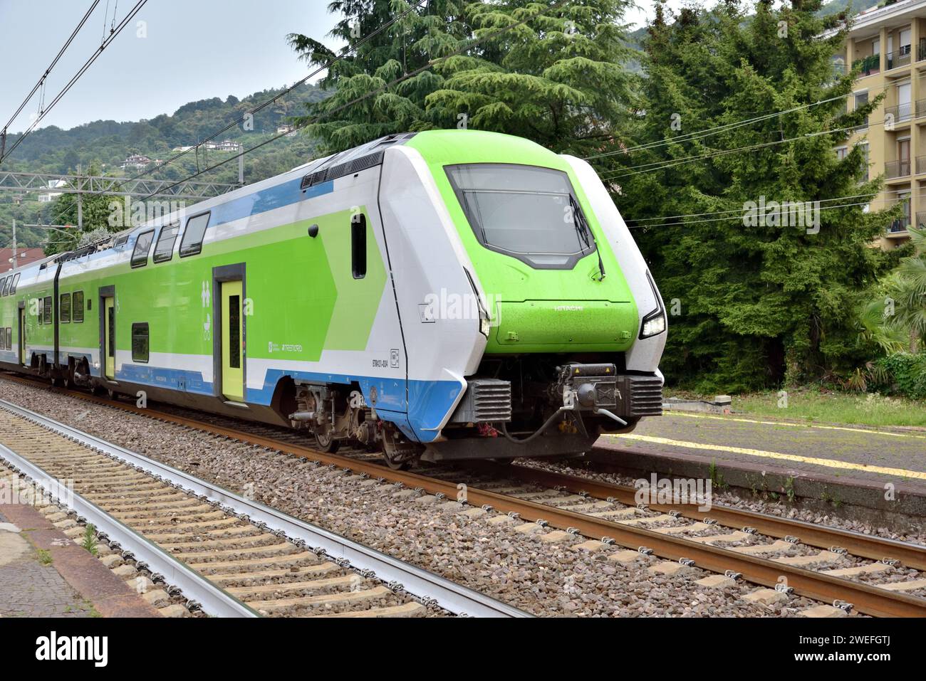 Un Trenord classe ETR.421 no. 421-034 arrive à la station Stresa avec un service vers Domodossola. Banque D'Images