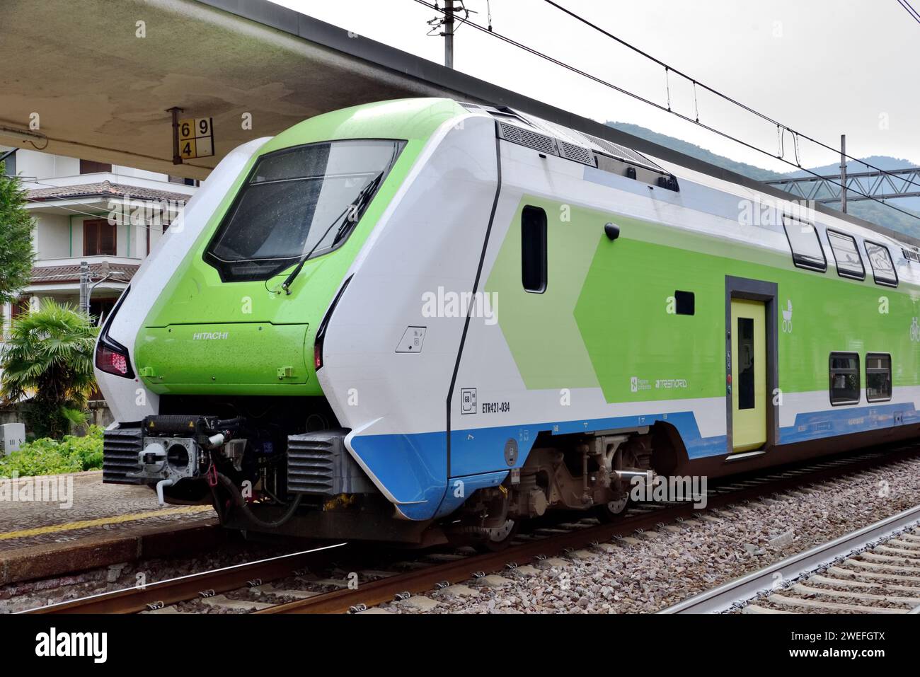 Un Trenord classe ETR.421 no. 421-034 pauses à la station Stresa avec un service à Domodossola. Banque D'Images