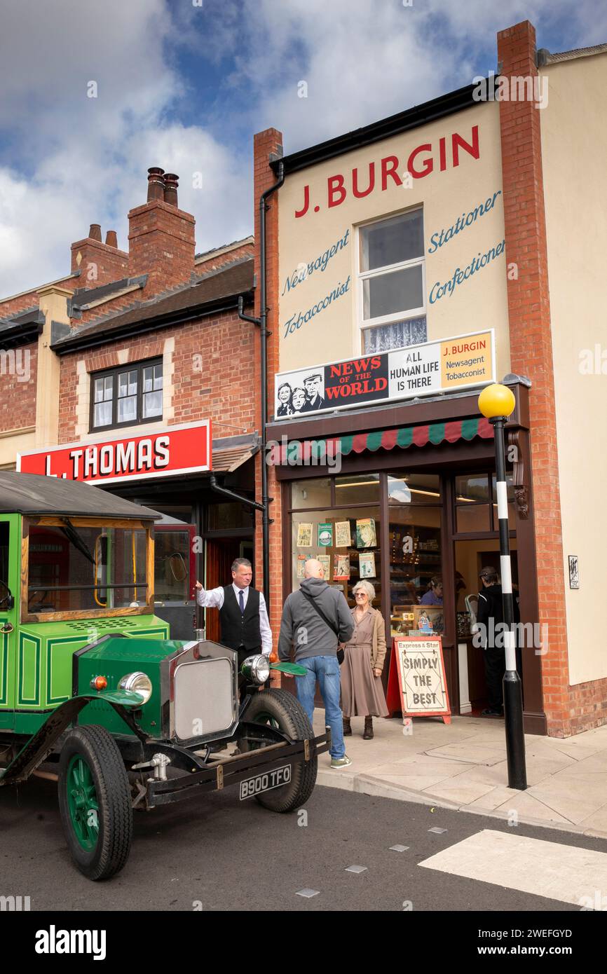 Royaume-Uni, Angleterre, West Midlands, Dudley, Black Country Museum, la ville, rue des années 1950, fourgonnette devant les marchands de journaux de Burgin Banque D'Images