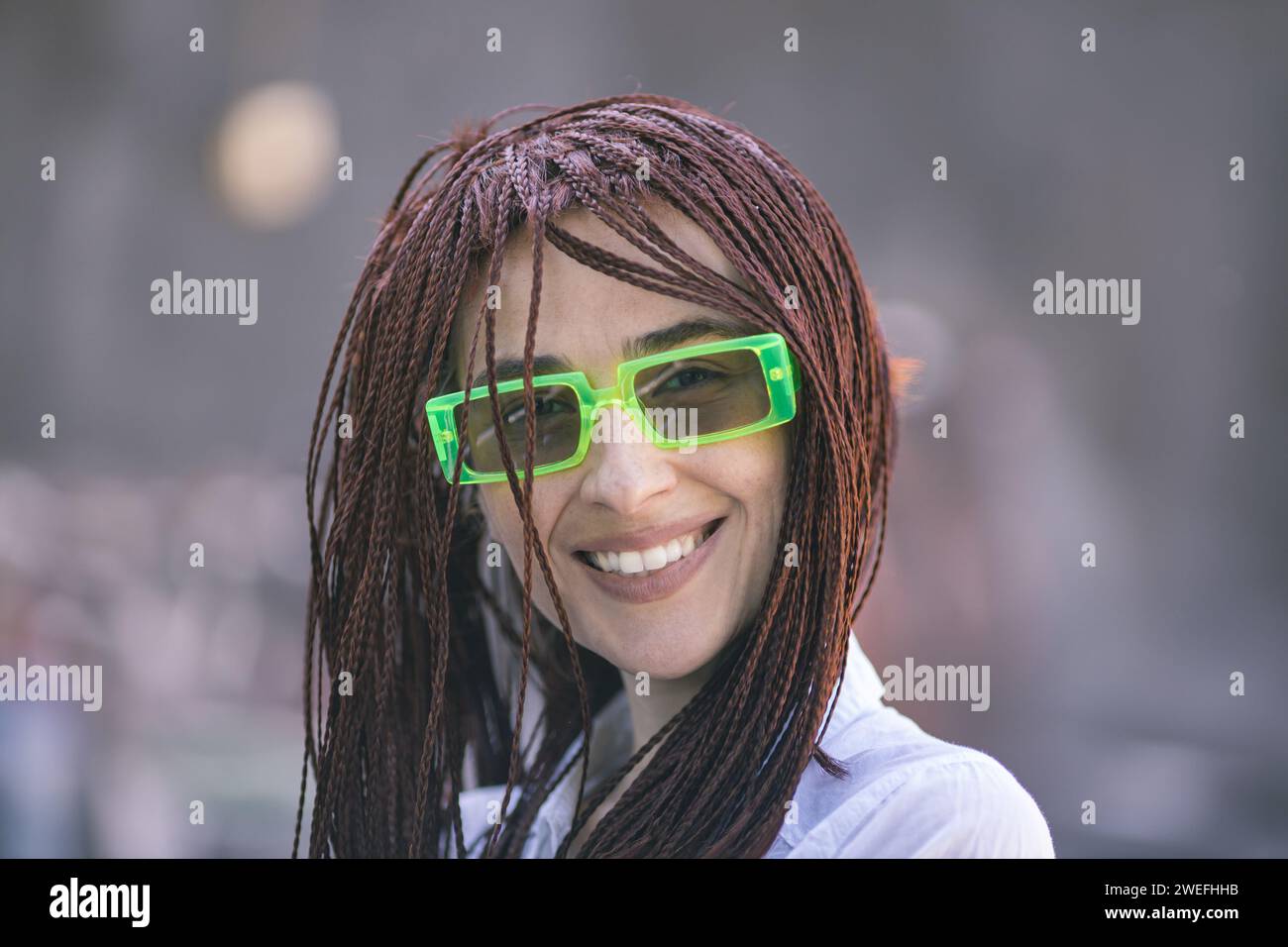 Femme caucasienne avec coiffure tressée Banque D'Images