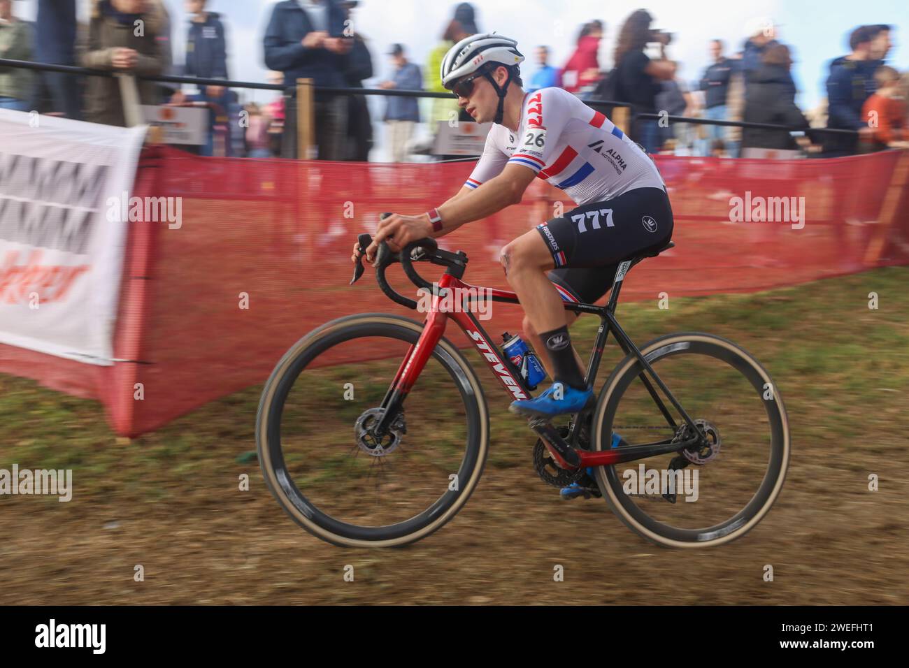 Benidorm, Espagne, le 21 janvier 2024 : Cameron Mason (26 ans), cycliste des Reds de cyclocross lors de l'épreuve élite féminine de la coupe du monde de cyclocross UCI 2024, le 21 janvier 2024, au Parque Foietes, à Benidorm, Espagne. (Photo Alberto Brevers/Pacific Press/Sipa USA) Banque D'Images
