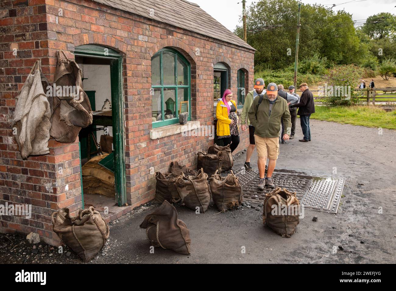 Royaume-Uni, Angleterre, West Midlands, Dudley, Black Country Museum, visiteur sur le pont-bascule Banque D'Images