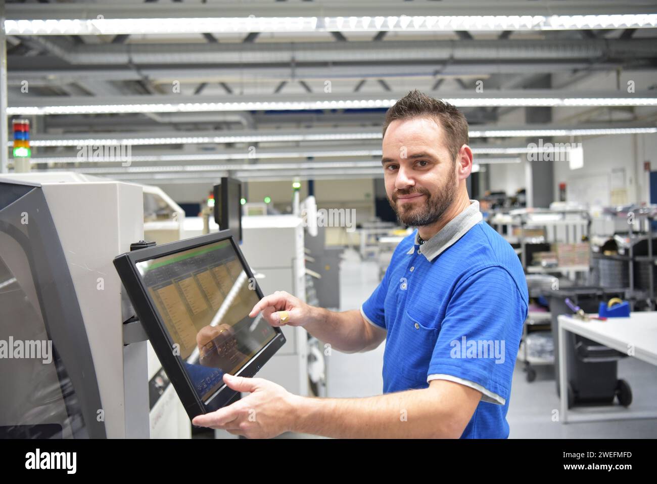 Portrait d'un travailleur dans le département d'ingénierie d'une usine pour la production et la construction de l'électronique Banque D'Images