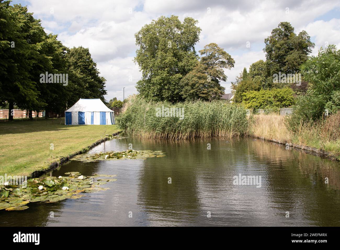 Hampton court Palace Angleterre 1 août 2023 jardins officiels avec étang montrant une dizaine médiévale de la joute tudor blanc et bleu Banque D'Images