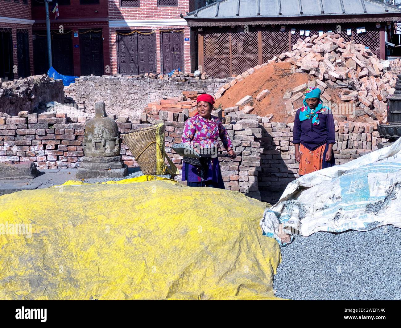 Les femmes népalaises ont travaillé à la reconstruction de Bungamati après le tremblement de terre de 2015, Bungamati, Bagmati, Népal Banque D'Images