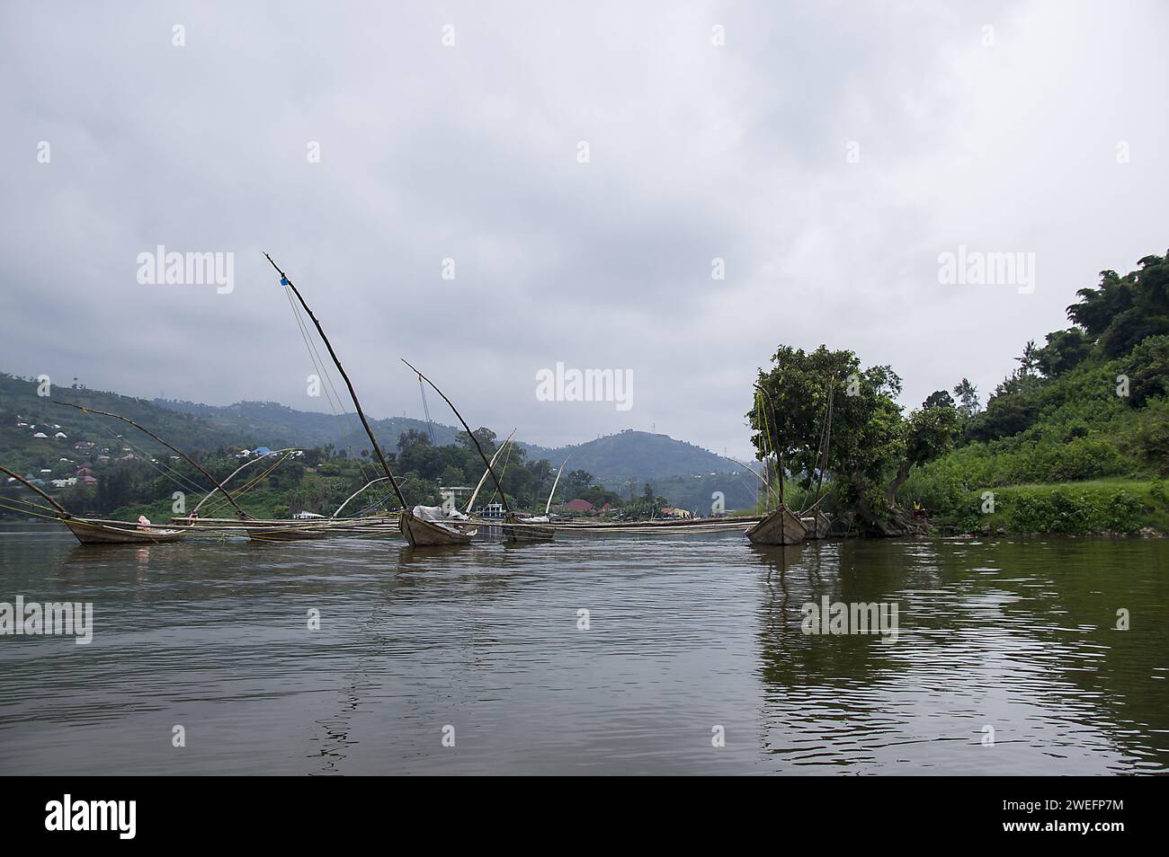 Bateaux de pêche traditionnels les bateaux pêchaient encore sur le lac Kivu souvent pour le sambaza (Limnothrissa miodon) un petit poisson ressemblant à des sardines Banque D'Images Bateaux de pêche traditionnels les bateaux pêchaient encore sur le lac Kivu souvent pour le sambaza (Limnothrissa miodon) un petit poisson ressemblant à des sardines Banque D'Images