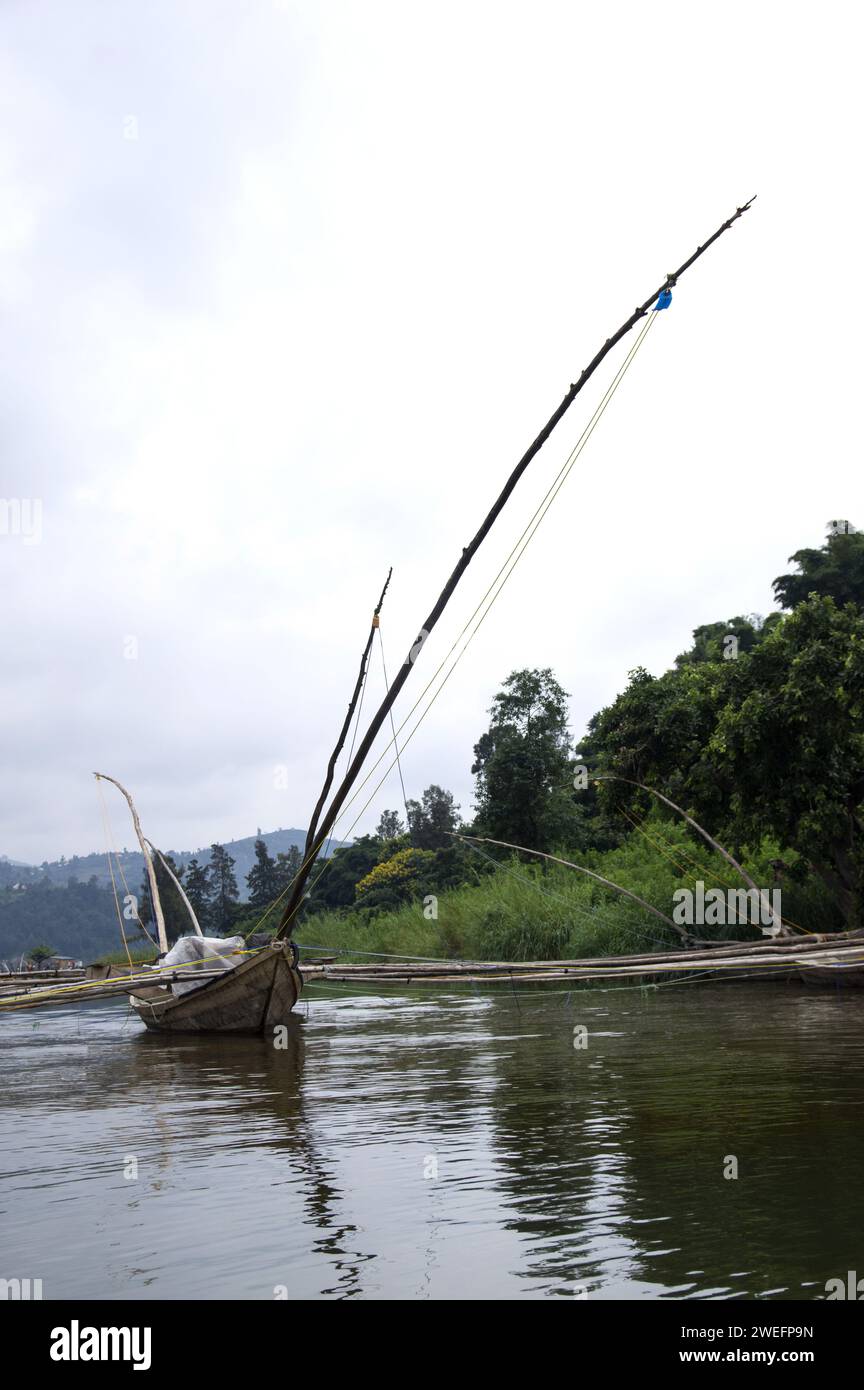 Bateaux de pêche traditionnels les bateaux pêchaient encore sur le lac Kivu souvent pour le sambaza (Limnothrissa miodon) un petit poisson ressemblant à des sardines Banque D'Images Bateaux de pêche traditionnels les bateaux pêchaient encore sur le lac Kivu souvent pour le sambaza (Limnothrissa miodon) un petit poisson ressemblant à des sardines Banque D'Images