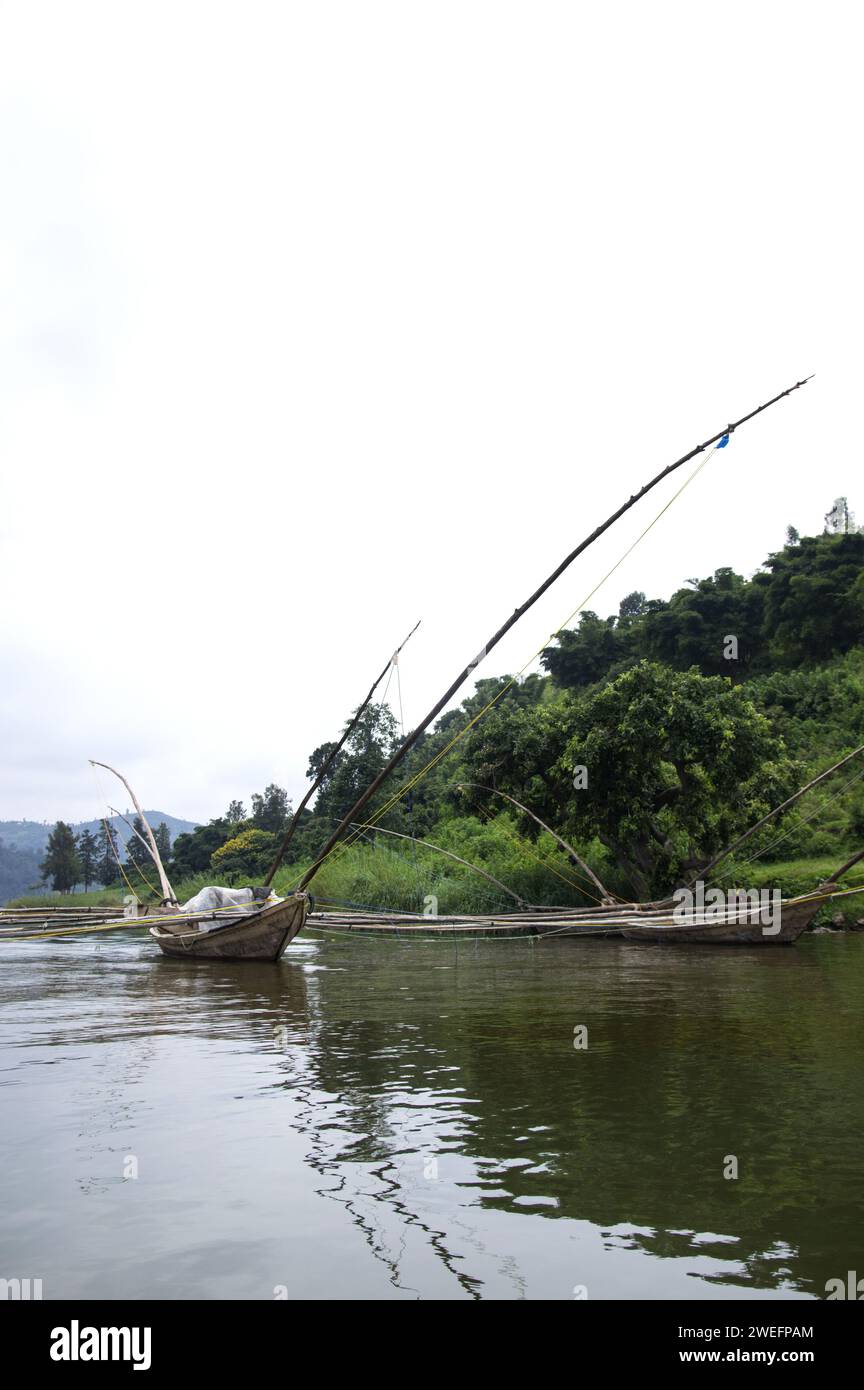 Bateaux de pêche traditionnels les bateaux pêchaient encore sur le lac Kivu souvent pour le sambaza (Limnothrissa miodon) un petit poisson ressemblant à des sardines Banque D'Images