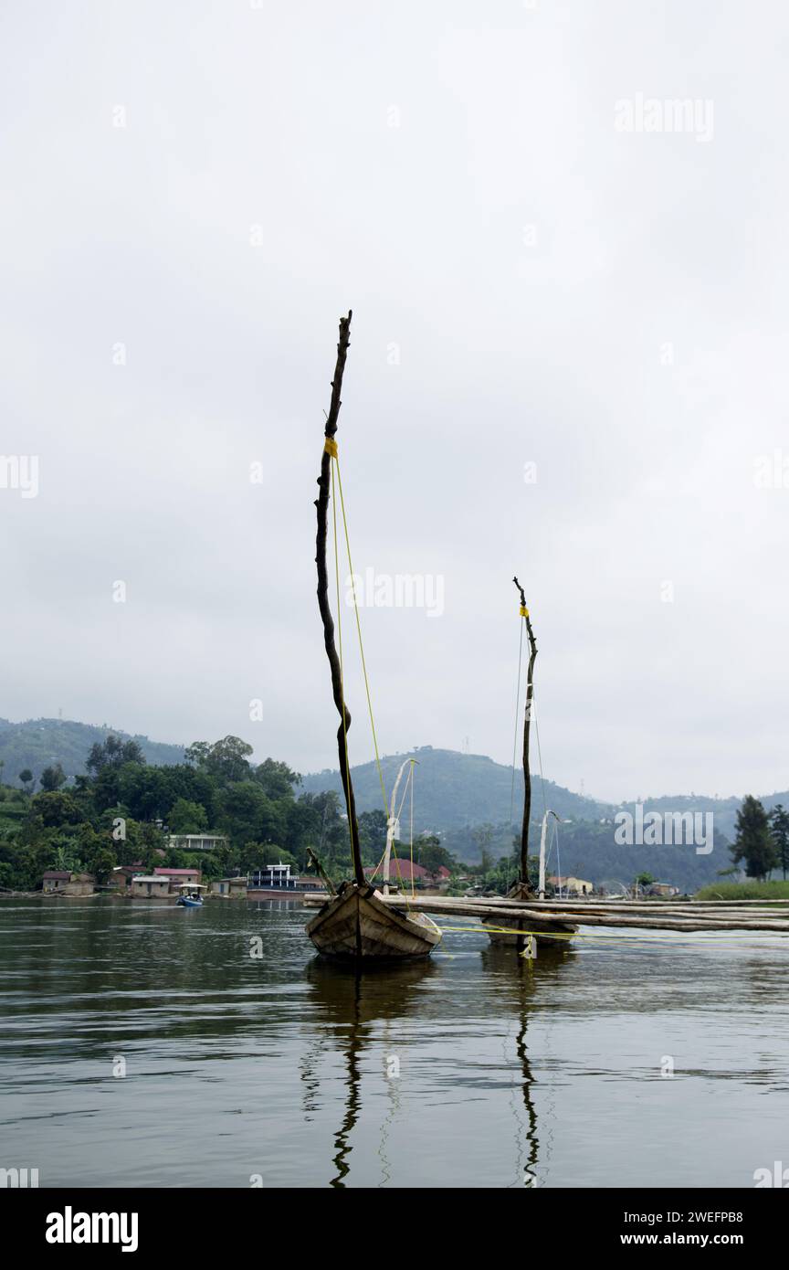 Bateaux de pêche traditionnels les bateaux pêchaient encore sur le lac Kivu souvent pour le sambaza (Limnothrissa miodon) un petit poisson ressemblant à des sardines Banque D'Images Bateaux de pêche traditionnels les bateaux pêchaient encore sur le lac Kivu souvent pour le sambaza (Limnothrissa miodon) un petit poisson ressemblant à des sardines Banque D'Images