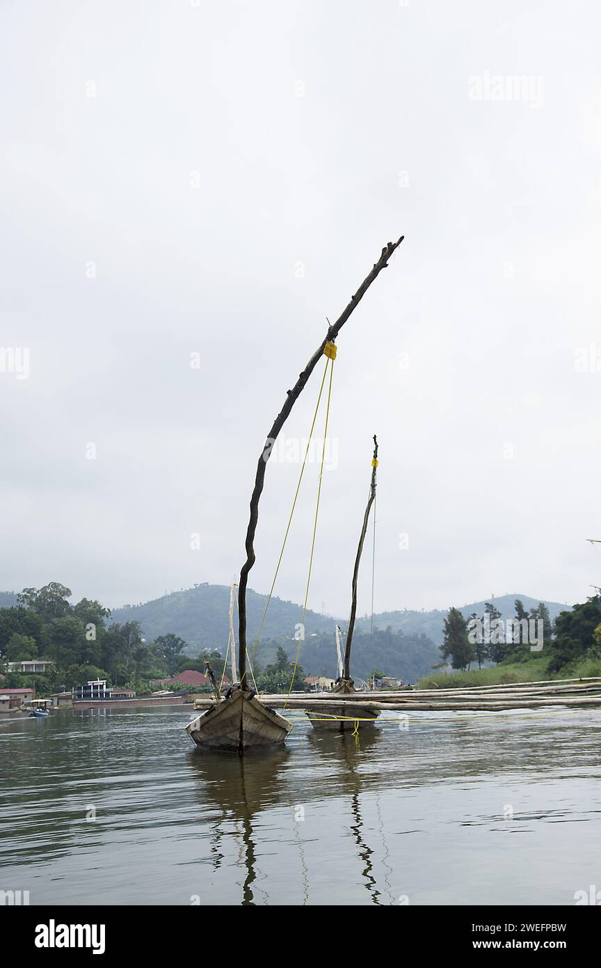 Bateaux de pêche traditionnels les bateaux pêchaient encore sur le lac Kivu souvent pour le sambaza (Limnothrissa miodon) un petit poisson ressemblant à des sardines Banque D'Images Bateaux de pêche traditionnels les bateaux pêchaient encore sur le lac Kivu souvent pour le sambaza (Limnothrissa miodon) un petit poisson ressemblant à des sardines Banque D'Images