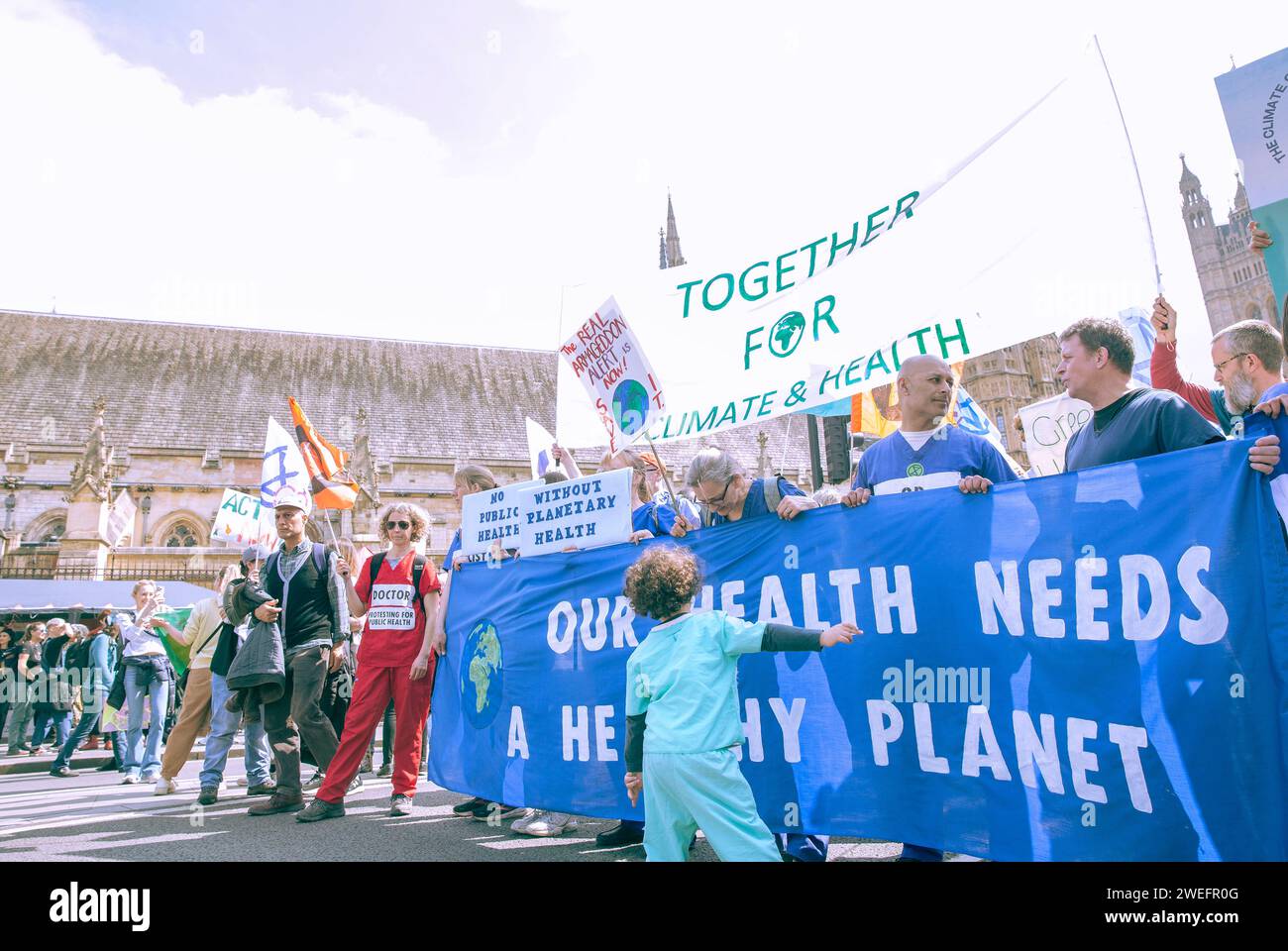 Des militants du climat se rassemblent et défilent pendant l’action The Big One d’extinction Rebellion à Westminster, Londres. Banque D'Images