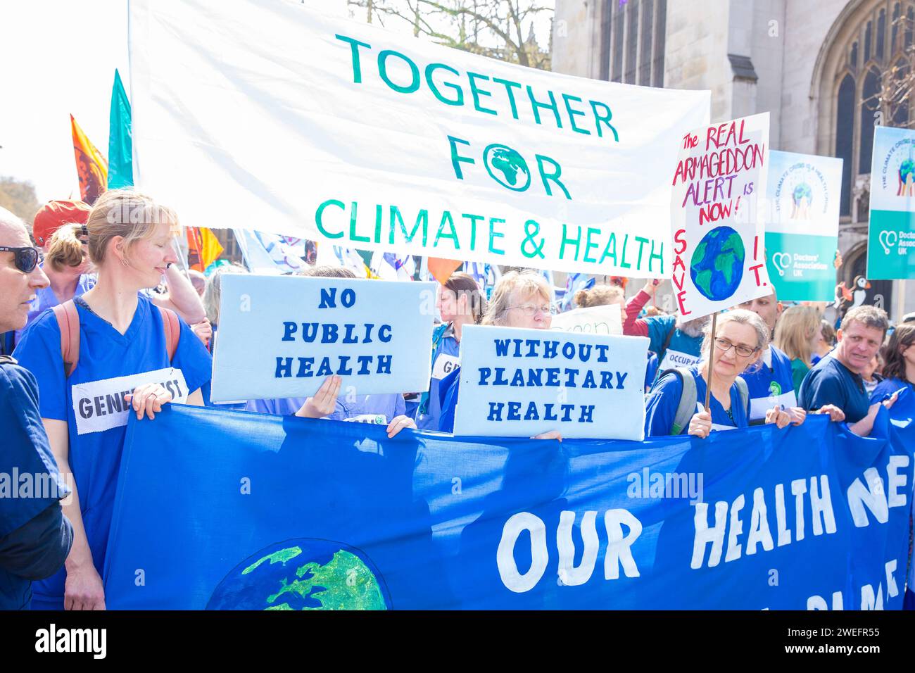 Des militants du climat se rassemblent et défilent pendant l’action The Big One d’extinction Rebellion à Westminster, Londres. Banque D'Images