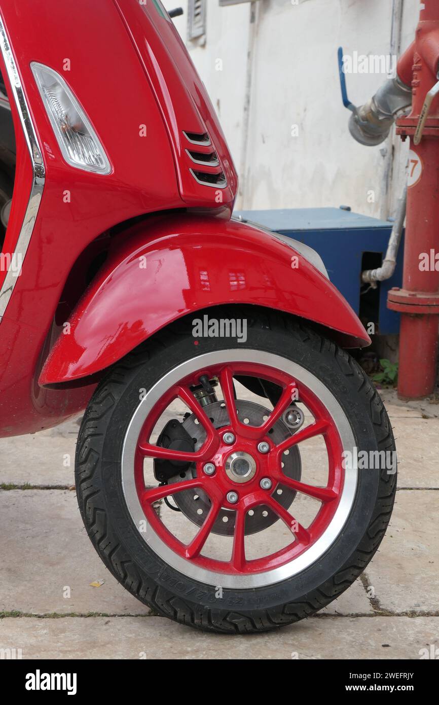 Gros plan de la roue avant du scooter rouge Banque D'Images