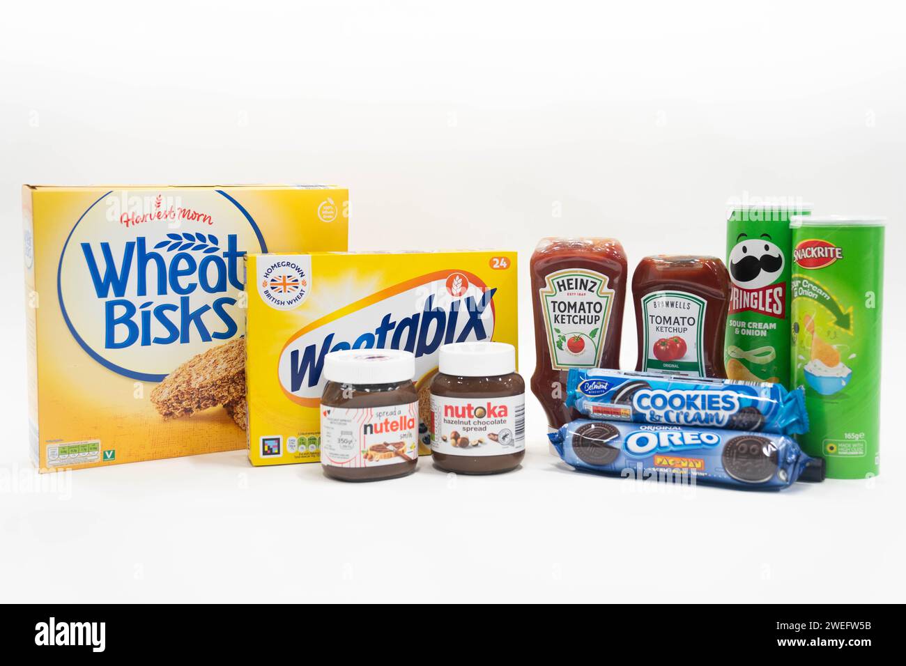 Une gamme de marques de consommation bien connues, ainsi que des produits vendus par Aldi : Wheat Bisks et Weetabix Cereal, pâte à tartiner au chocolat Nutella et Nutoka, ketchup aux tomates Heinz et ketchup aux tomates Bramwell, crème sure et oignons Pringles et Snackrite chips, et biscuits originaux Oreos et Belmont biscuits à la crème. Les tractations juridiques de haut niveau d'Aldi avec ses rivales de marque s'accumulent alors que la base de clients florissante de l'escompteur au Royaume-Uni continue de s'étendre. La dernière action en contrefaçon de marque déposée contre Aldi, par Thatchers Cider, a été rejetée devant la haute Cour, portant un coup dur pour les marques wh Banque D'Images