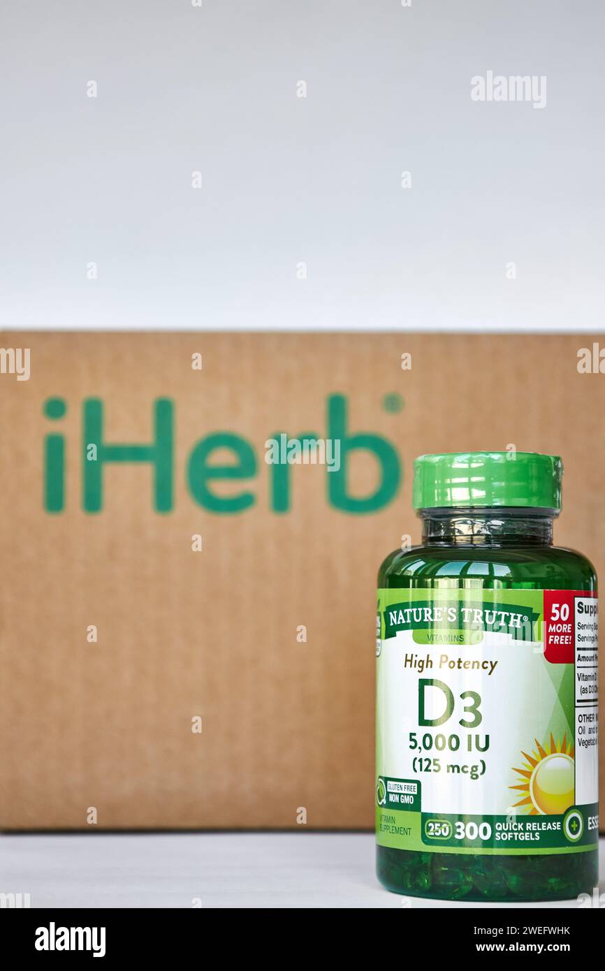 Nature's Truth Company, pot vert vitamine D3 haute puissance, gélules à libération rapide. Boîte en carton marron, fond gris, espace de copie. Achats en ligne, Banque D'Images