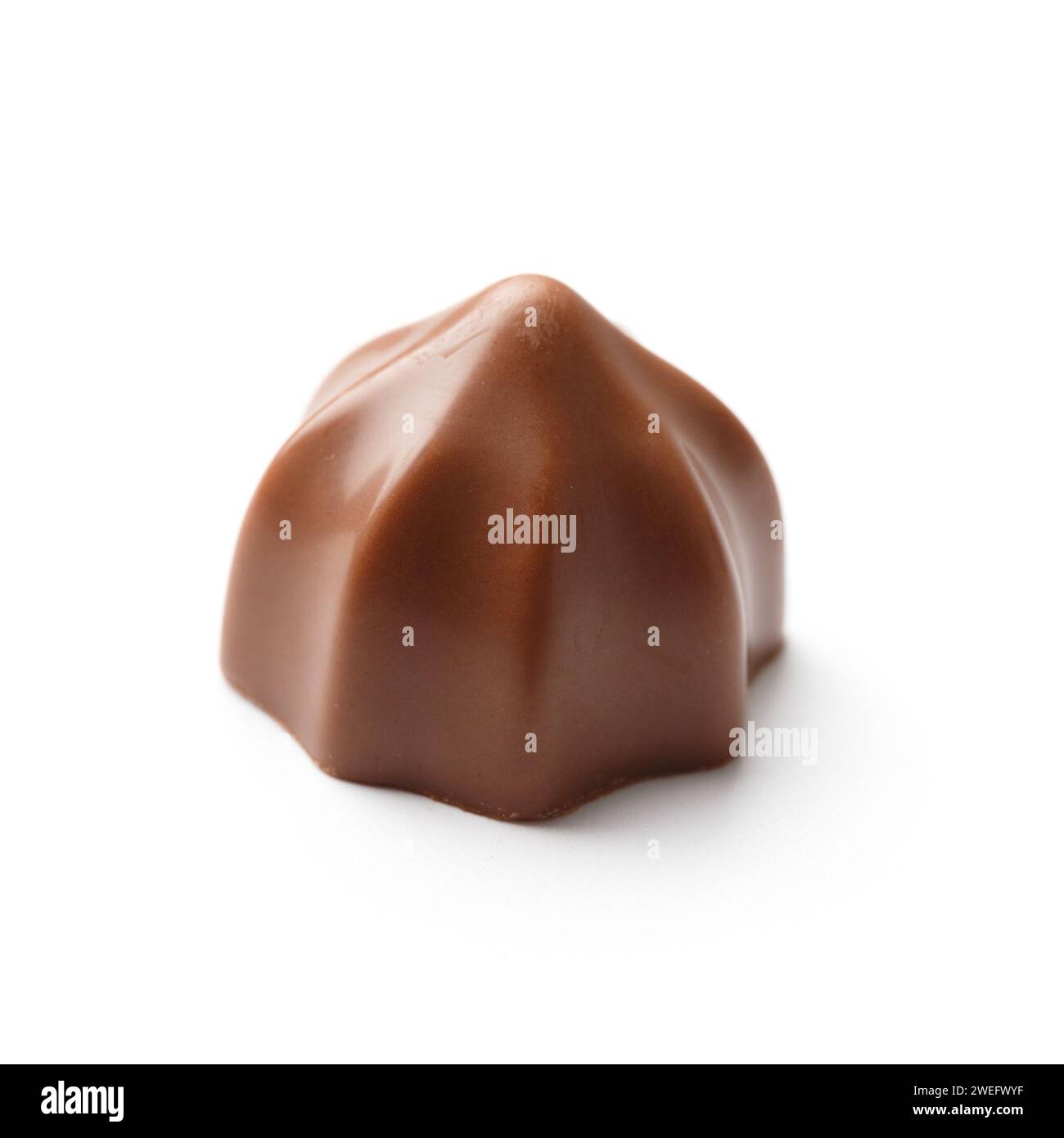 Bonbons au chocolat sur blanc isolé, gros plan. Praliné au chocolat, bonbons. Banque D'Images