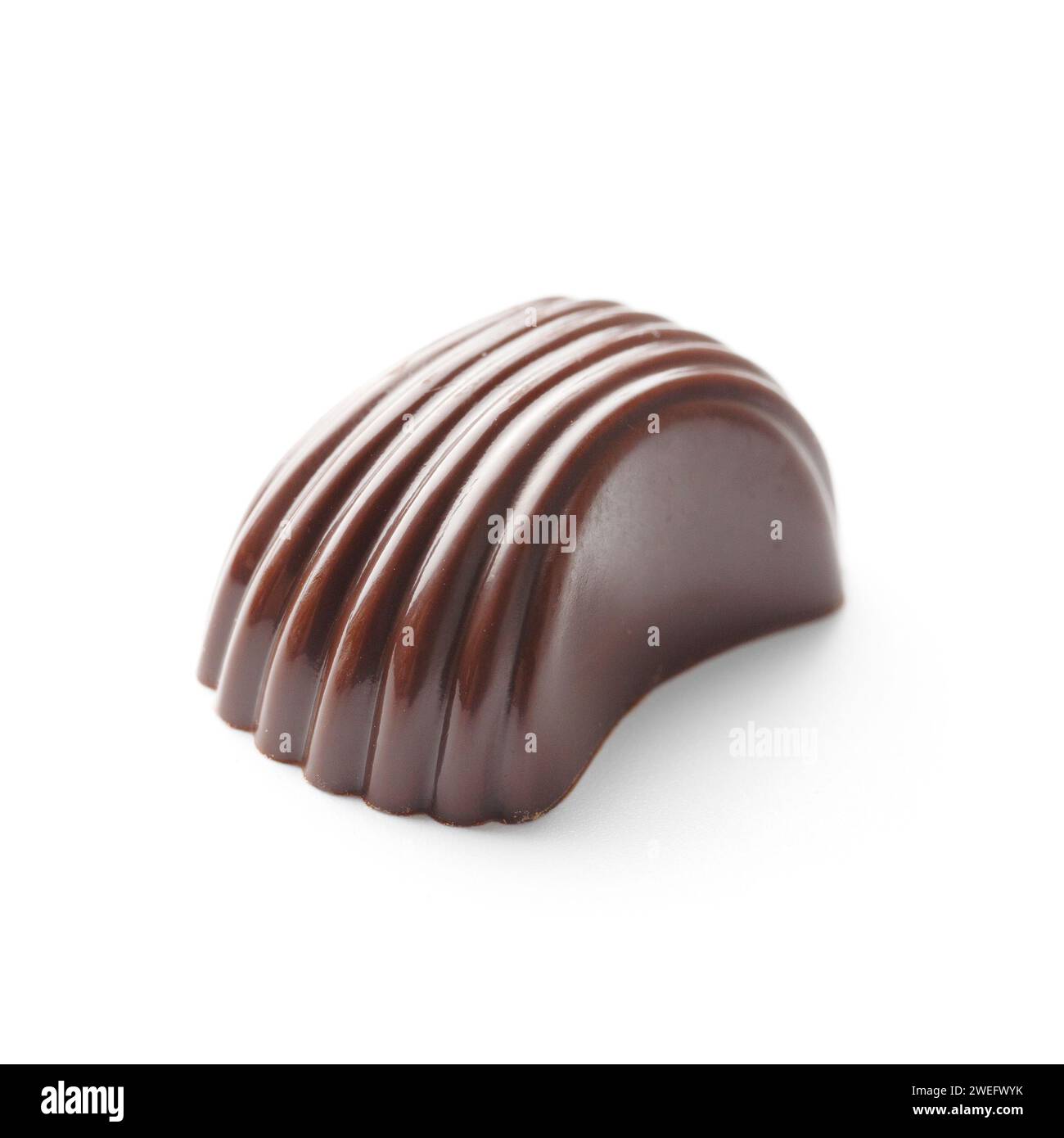 Bonbons au chocolat sur blanc isolé, gros plan. Praliné au chocolat, bonbons. Banque D'Images