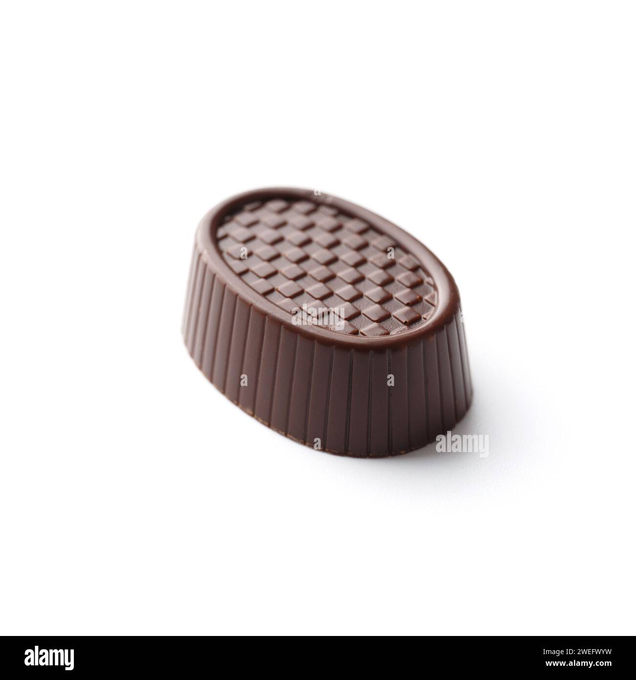 Bonbons au chocolat sur blanc isolé, gros plan. Praliné au chocolat, bonbons. Banque D'Images