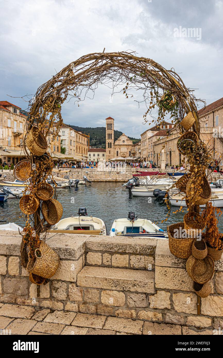 Vue à travers le port de plaisance et Piazza à la cathédrale de Saint-Étienne sur l'île de Hvar, Croatie sur la côte Adriatique Banque D'Images