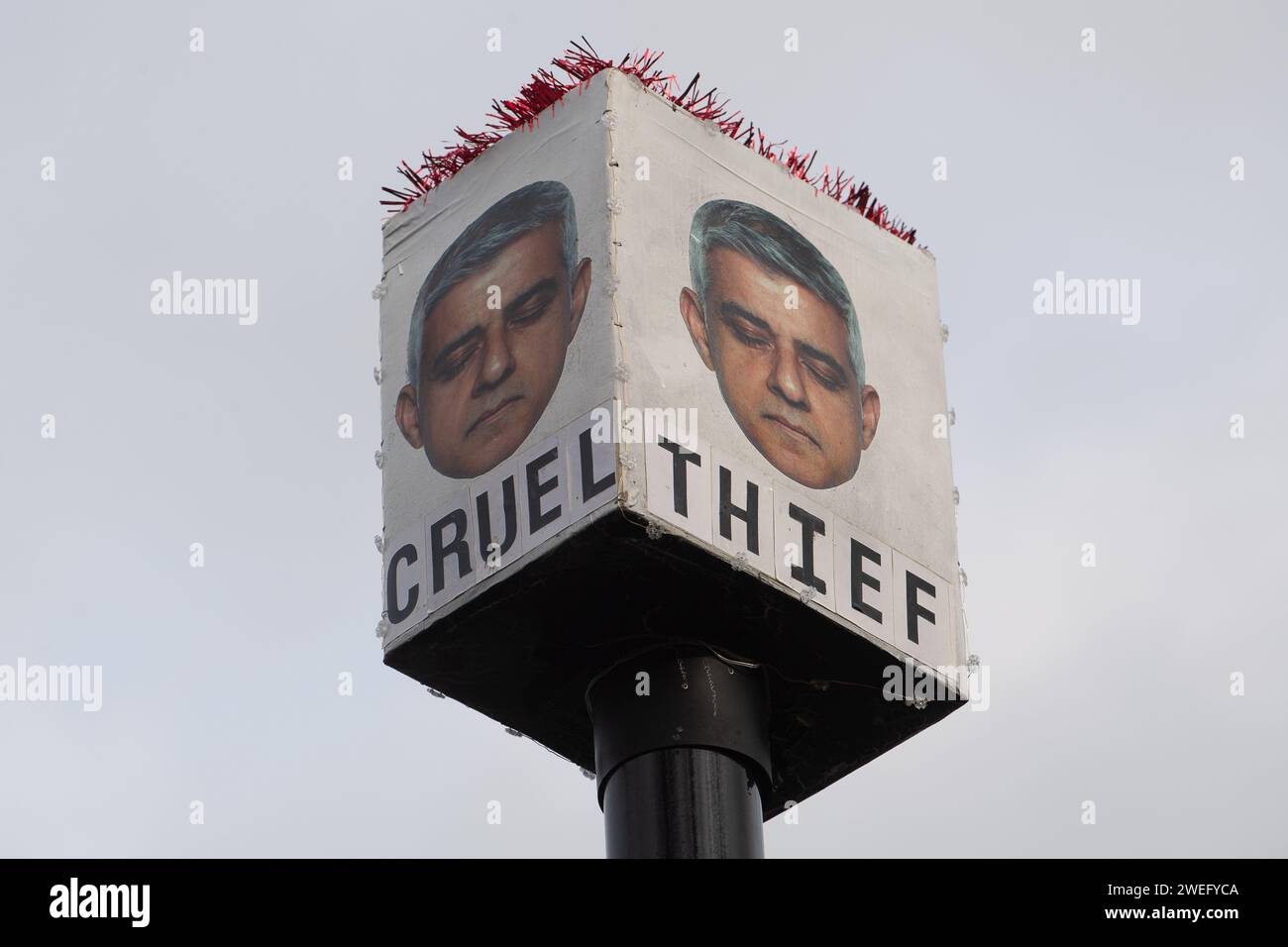 Harefield, Royaume-Uni. 25 janvier 2024. Les 'Blade Runners' anti-zone d'émission ultra-faible (ULEZ) ont été occupés à Harefield dans le quartier londonien de Hillingdon. Ils ont recouvert un appareil photo ULEZ d'une boîte et des photos de Sadiq Khan avec les mots "voleur, menteur, fraude et cruel" sous ses photos. Crédit : Maureen McLean/Alamy Live News Banque D'Images