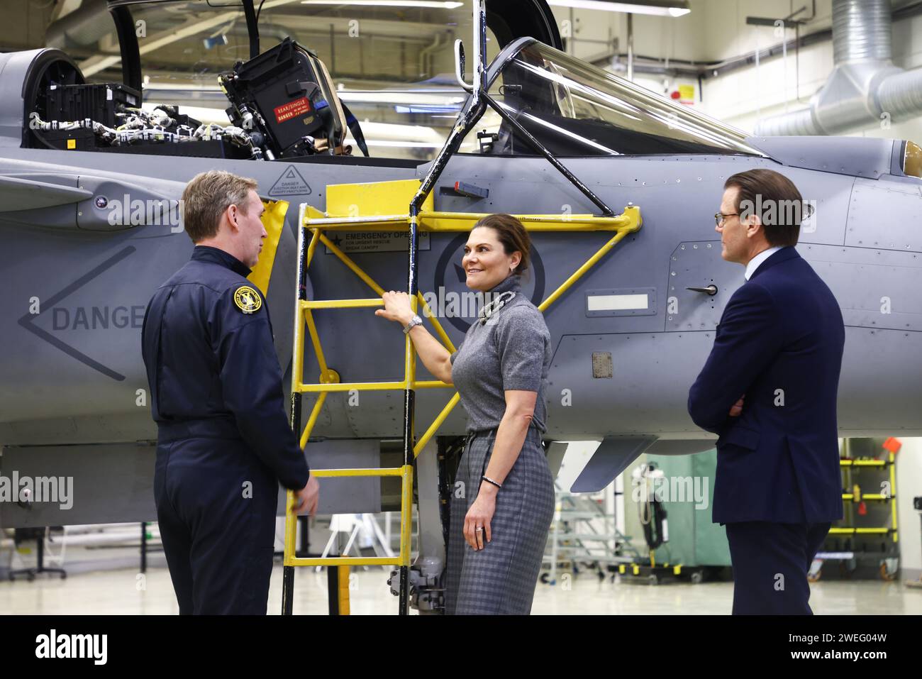 La princesse héritière Victoria et le prince Daniel de Suède visitent la société aérospatiale et de défense Saab, à Linköping, en Suède, jeudi. Sur la photo : ici avec Mikael Olsson de Saab. Banque D'Images