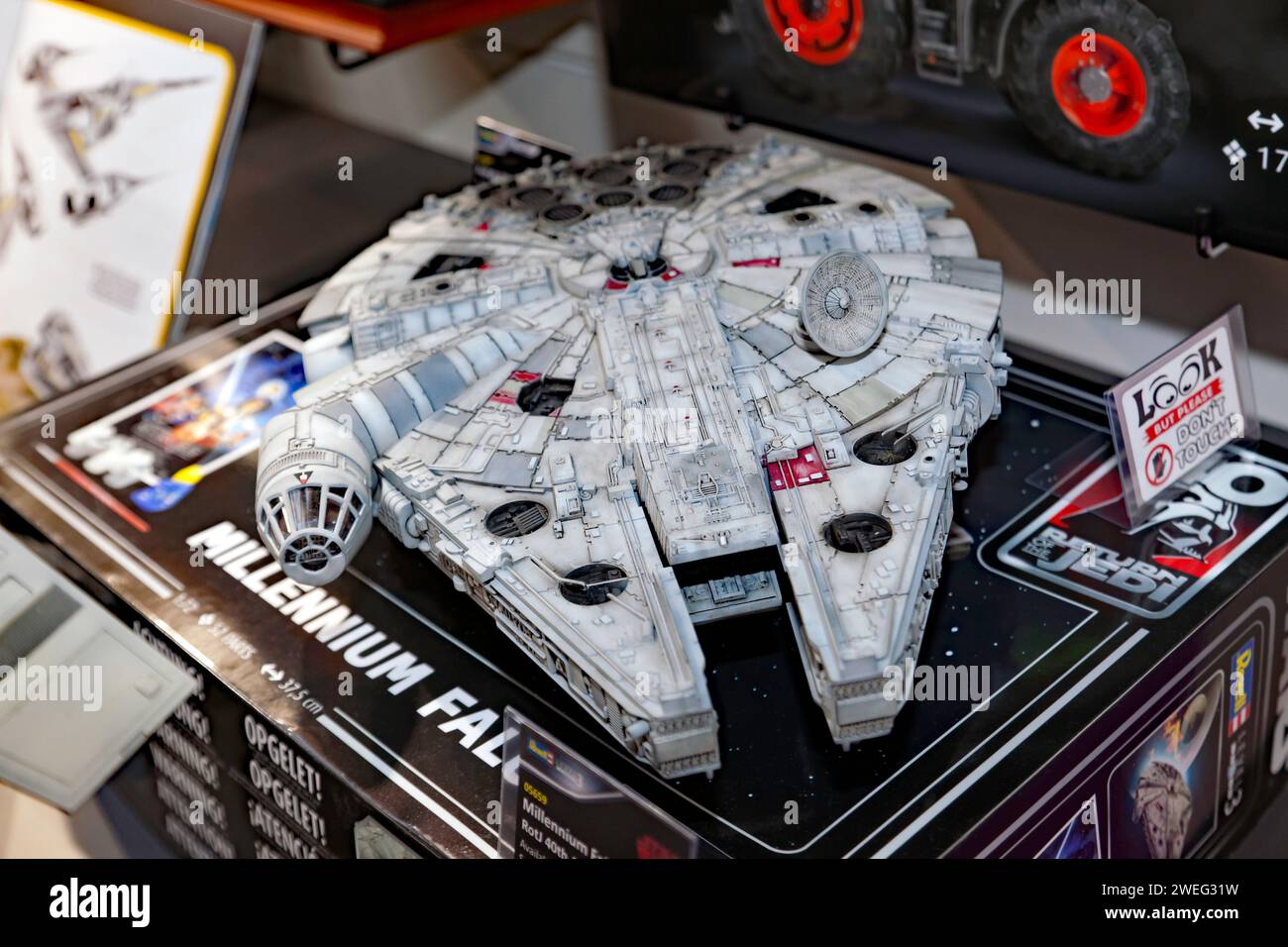 Revell Star Wars Millennium Falcon Rotj 40th Anniversary Construction Kit, exposé sur le stand Revell de la Foire du jouet 2024, Olympia Banque D'Images