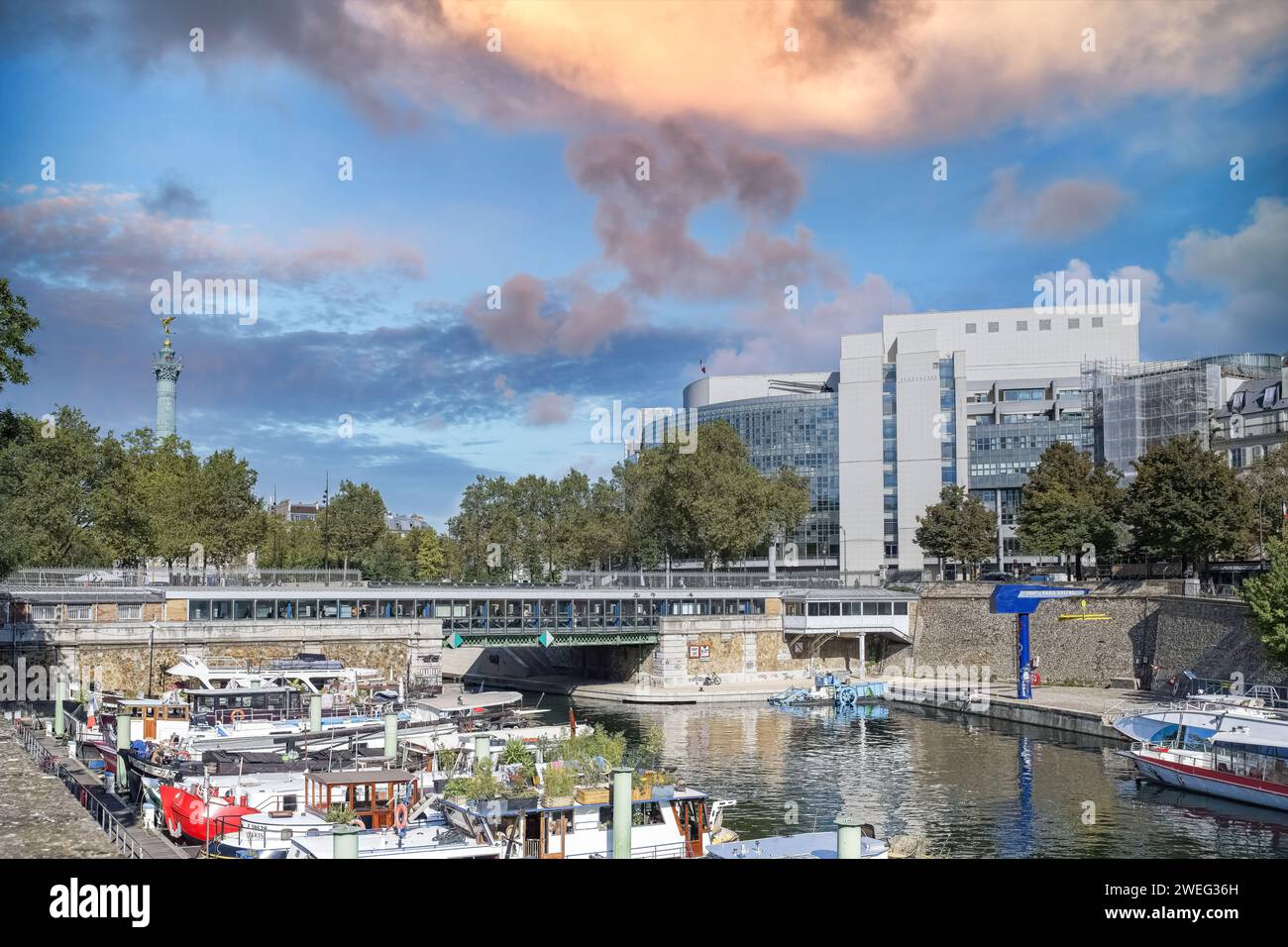 Paris, Bastille, le port avec des péniches, et façade typique en arrière-plan Banque D'Images