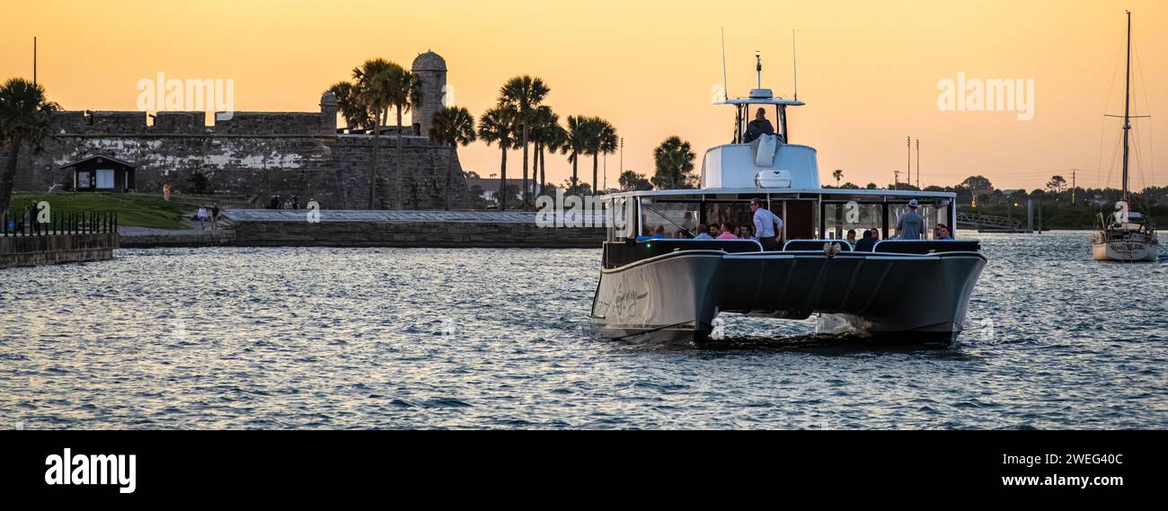 Croisière de luxe en bateau charter le long de la rue Augustine, Floride, front de mer près de Castillo de San Marcos au coucher du soleil. (ÉTATS-UNIS) Banque D'Images