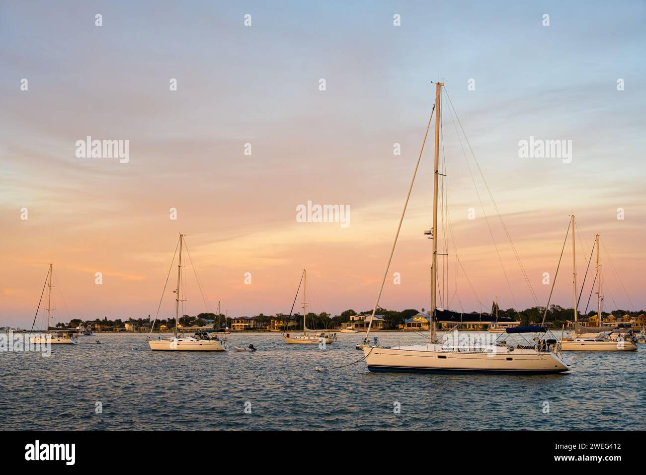 Voiliers hébergeant dans la baie de Matanzas le long de la St. Augustine, Floride, front de mer sous un ciel coloré de coucher de soleil. (ÉTATS-UNIS) Banque D'Images