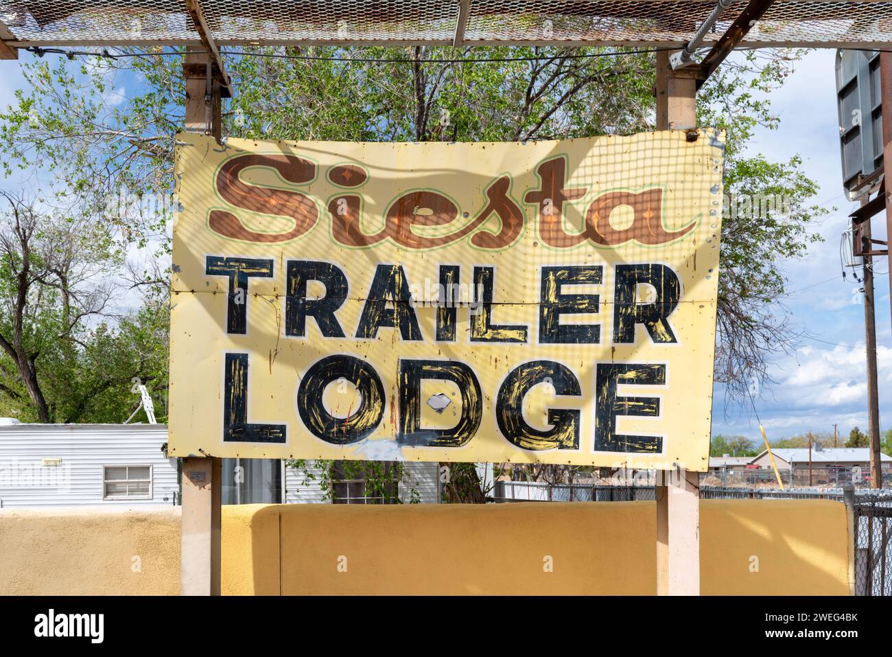 Panneau pour le Siesta Trailer Lodge, une communauté de maisons mobiles à faible revenu au large de la route 66, Albuquerque, Nouveau-Mexique, États-Unis. Banque D'Images