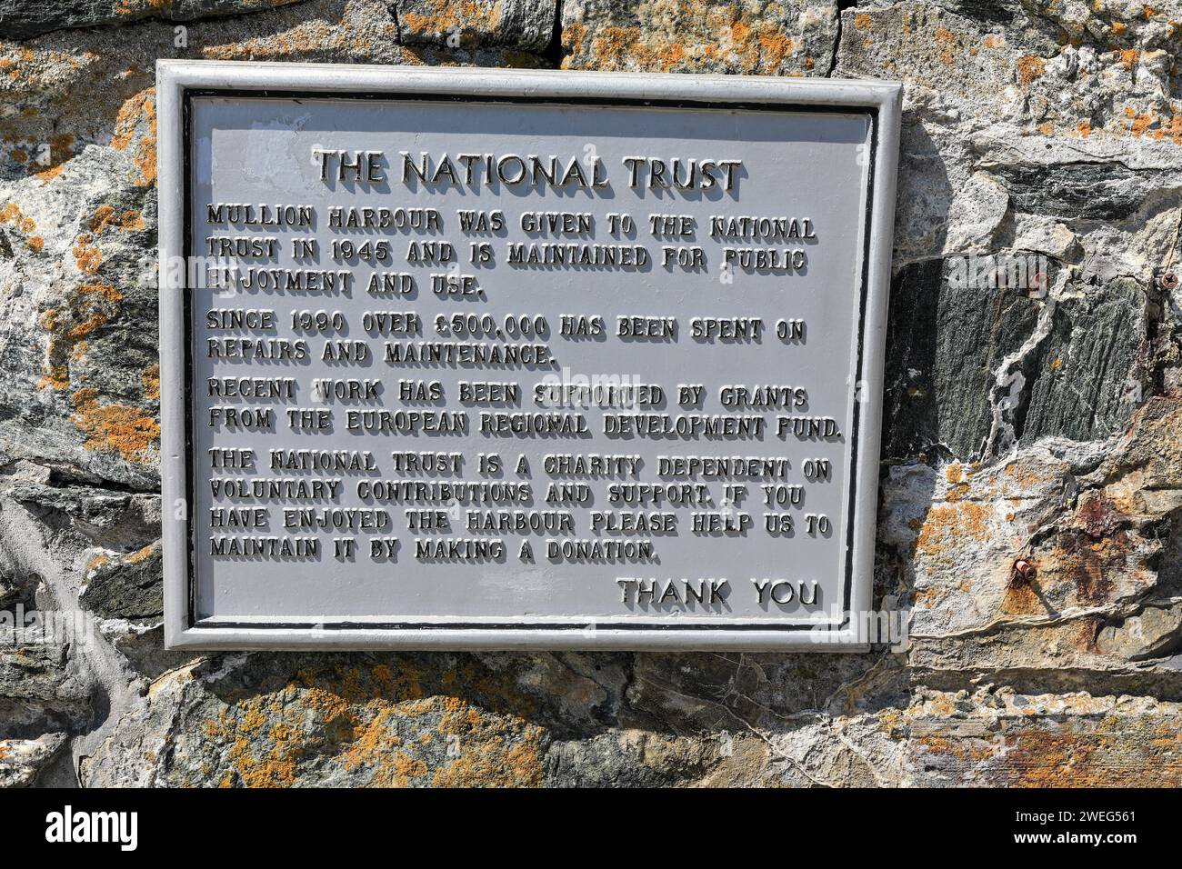 Une enseigne ou un panneau d'information du National Trust à Mullion Cove Harbour, Lizard Peninsula, Cornwall, Angleterre, Royaume-Uni Banque D'Images