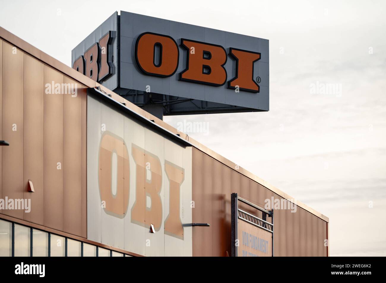 OBI Baumarkt Logos und Schilder in Fokus 25.01.2024, Limbourg
