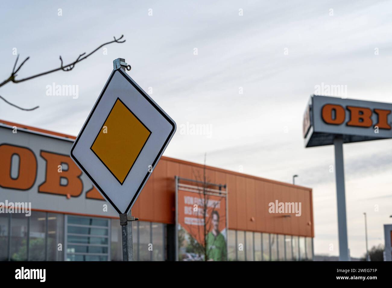 OBI Baumarkt Logos und Schilder in Fokus 25.01.2024, Limbourg